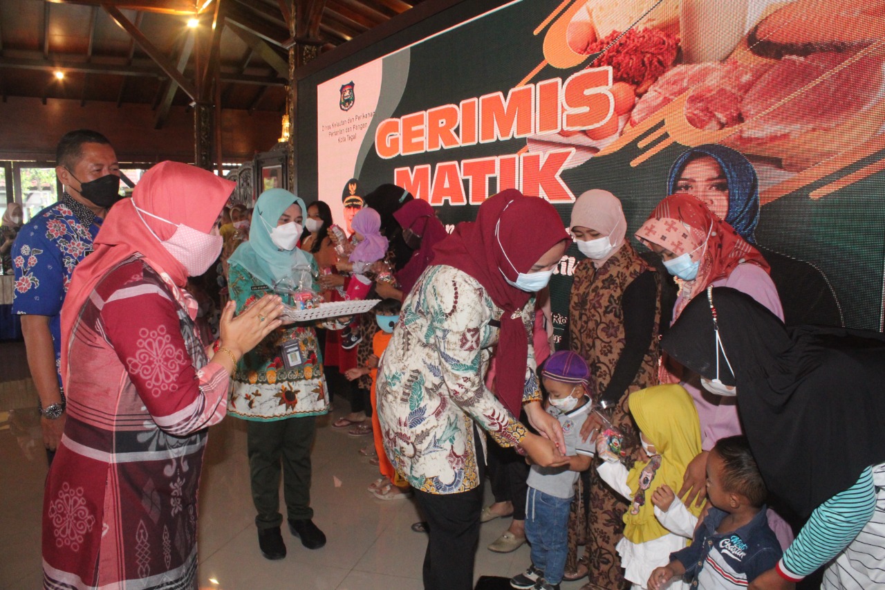 Ketua Tim Penggerak PKK Kota Tegal, Roro Kusnabilla Erfa (tengah) menyalami balita dalam kegiatan Gerimis Matik. 