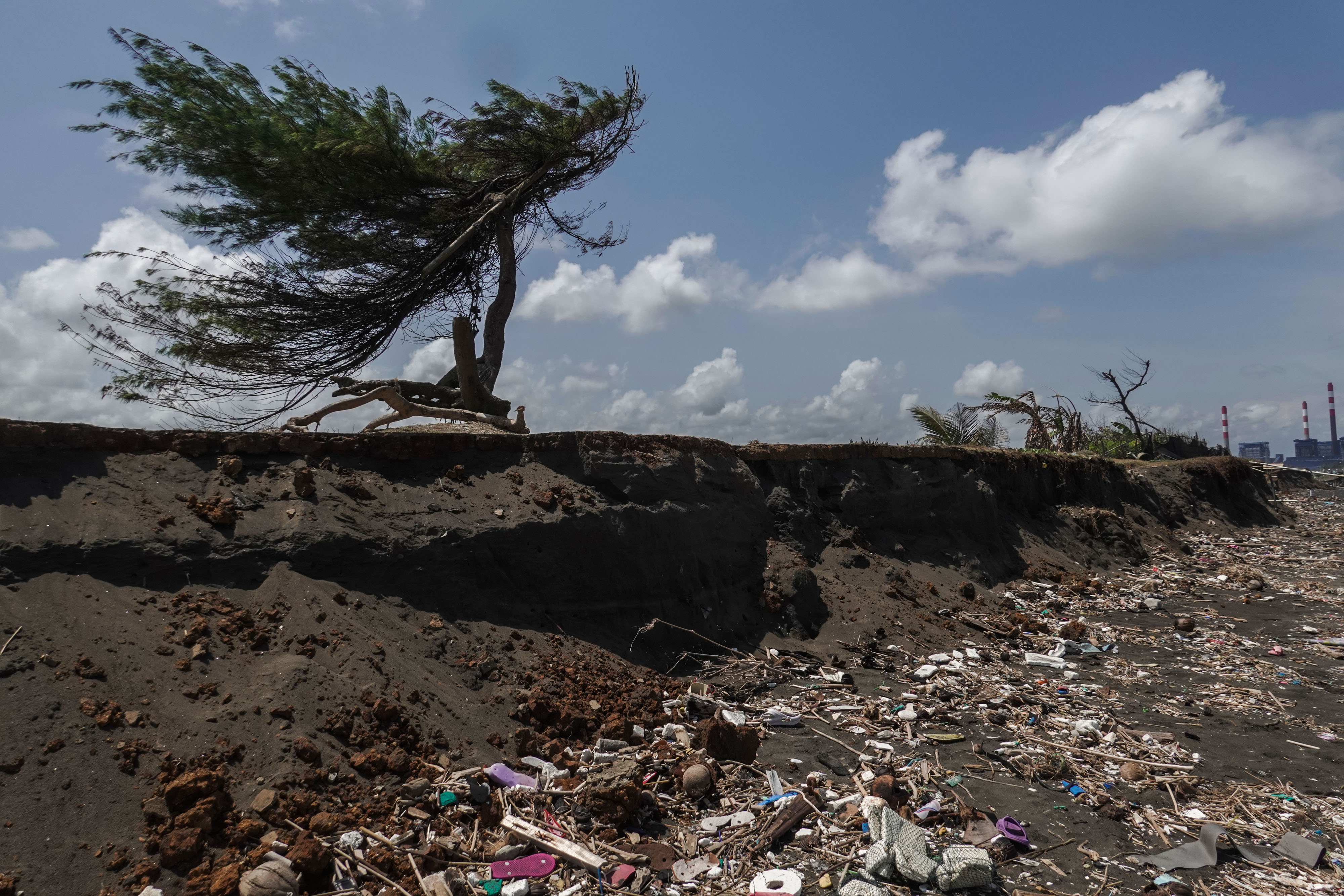 Hujan Deras Dan Angin Kencang Landa Pantura Gresik dan Lamonngan