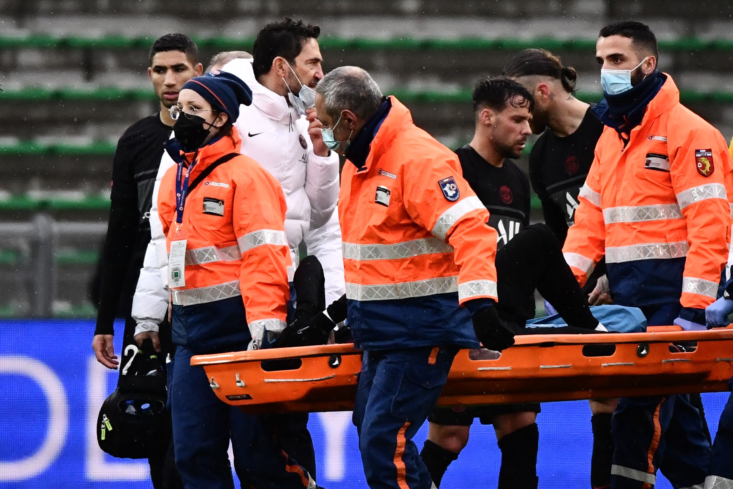 Penyerang PSG Neymar ditandu ke luar lapangan usai mengalami cedera dalam laga Ligue 1 melawan Saint-Etienne.