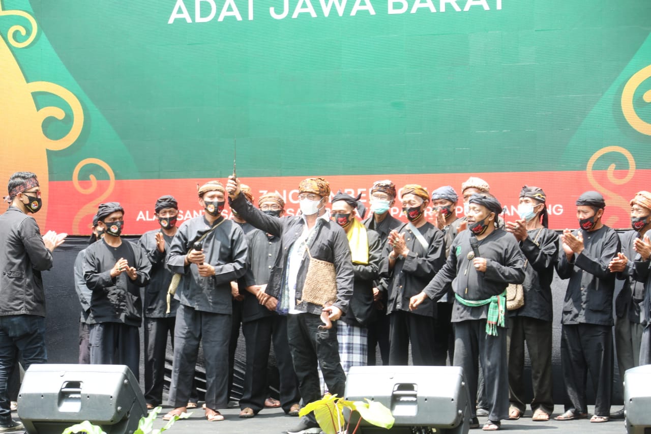 Menteri Pertanian Syahrul Yasin Limpo bersama masyarakat adat 