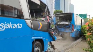 Tabrakan antara dua bus Trans-Jakarta.