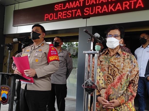 Dua tersangka dijerat pasal berlapis, yakni Pasal 351 ayat 3  juncto Pasal 355 ayat 1 dan Pasal 359.