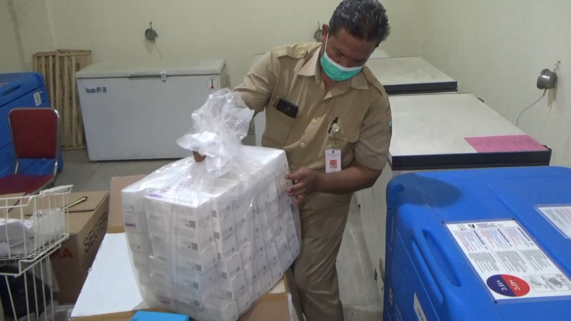 Petugas penyimpanan vaksin milik Dinas Kesehatan Kudus mengecek vaksin jenis Astrazeneca, baru-baru ini.