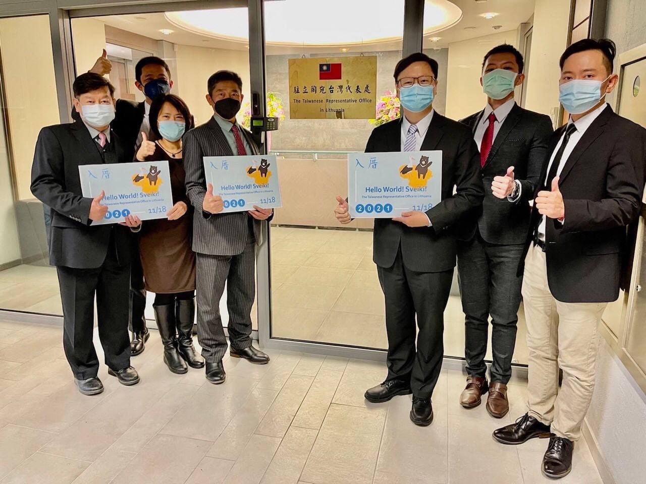 Kemenlu Taiwan menunjukkan foto Direktur Perwakilan Taiwan untuk Lithunia  Eric Huang (ketiga dari kanan) di kantornya di Vilnius, Lithunia.