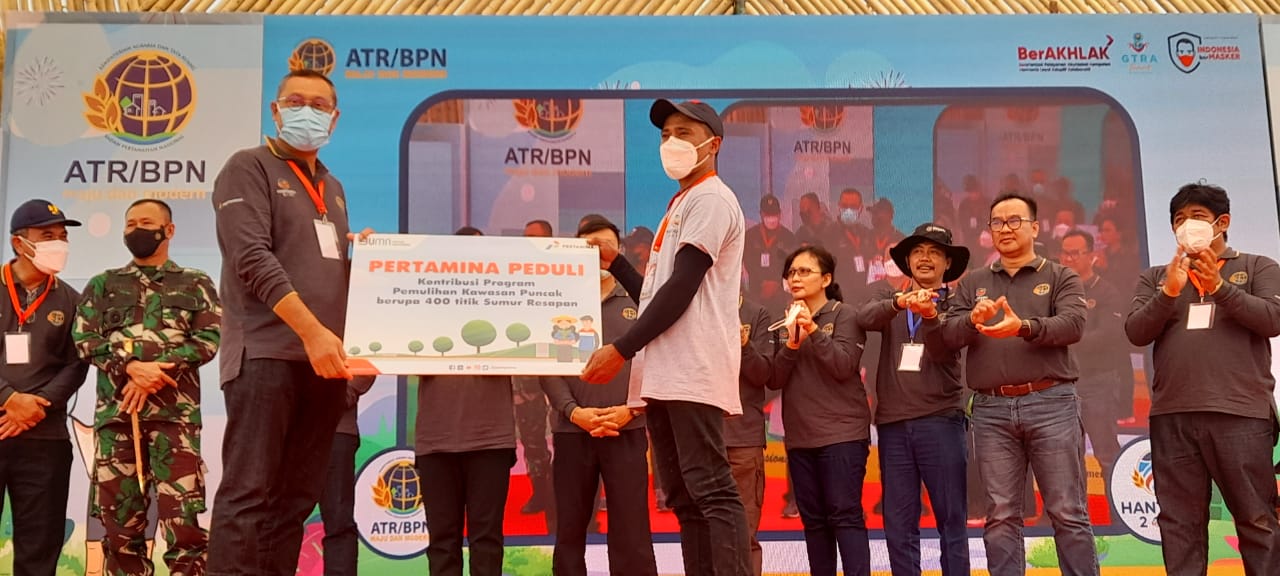 SUMUR RESAPAN: Direktur Penunjang Bisnis PT Pertamina Dedi Sunardi menyerahkan bantuan 400 sumur resapan secara simbolik, Senin ( 8/11).