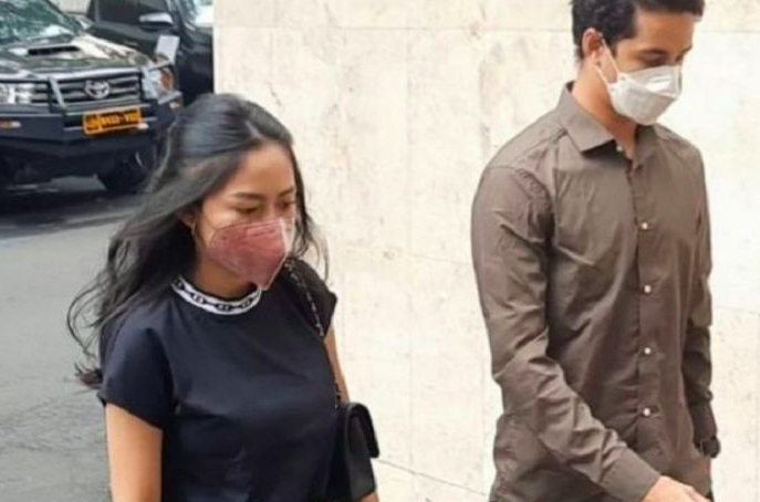 Selebgram Rachel Vennya (kiri) penuhi panggilan penyidik Polda Metro Jaya.