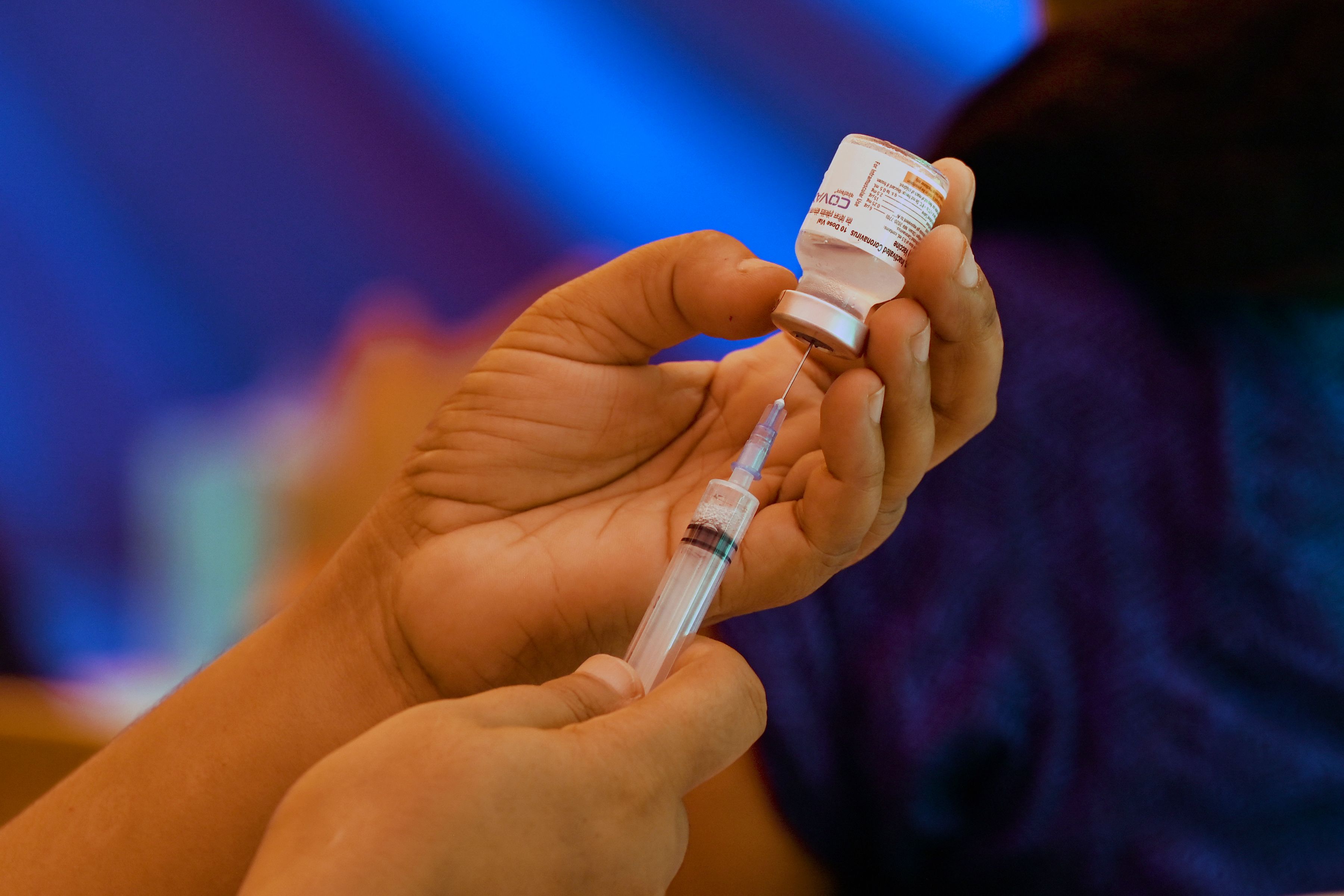 Petugas kesehatan menyiapkan vaksin covid-19 Covaxin