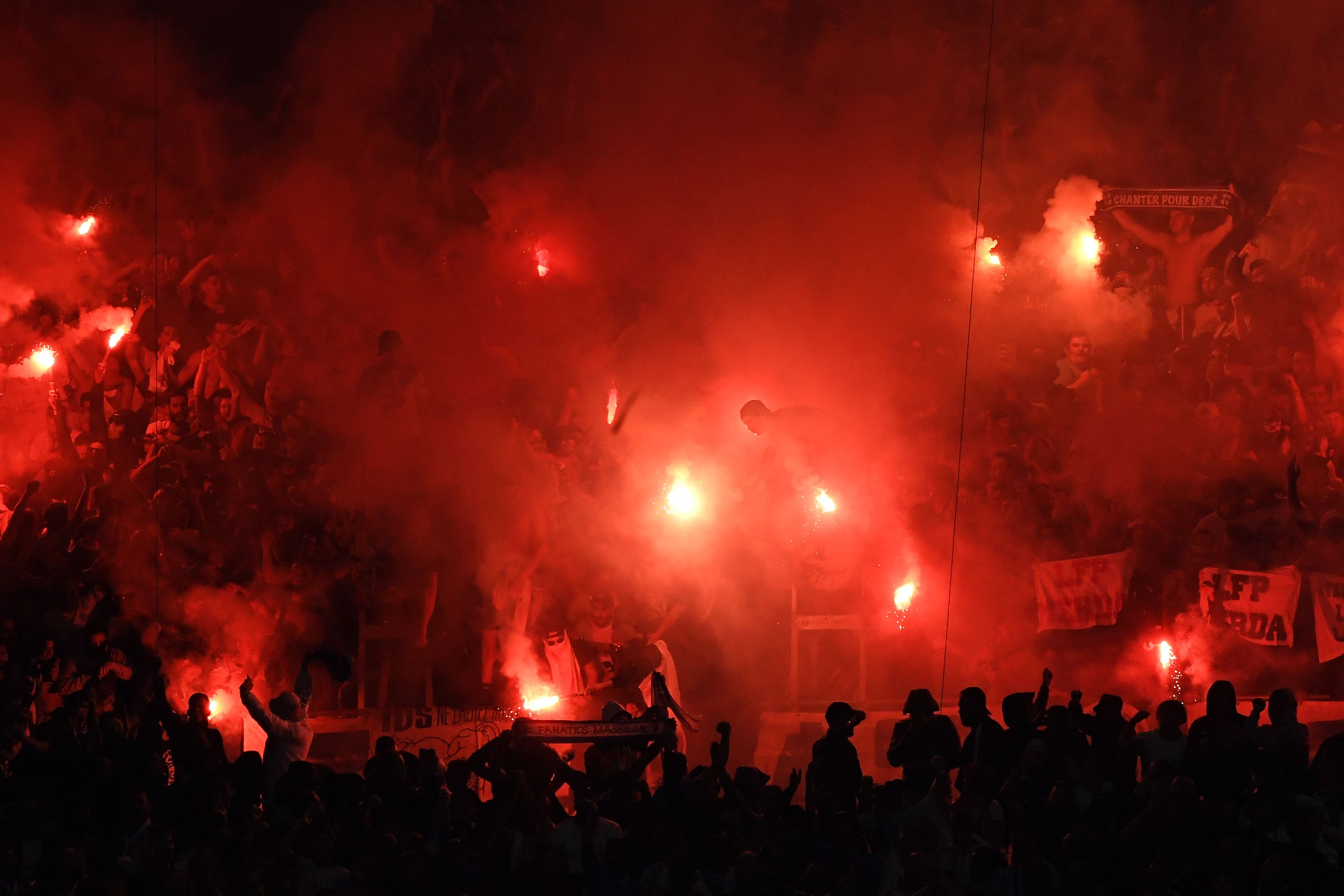 Pendukung Marseille menyalakan cerawat saat laga Ligue 1 melawan PSG di Stade Velodrome.