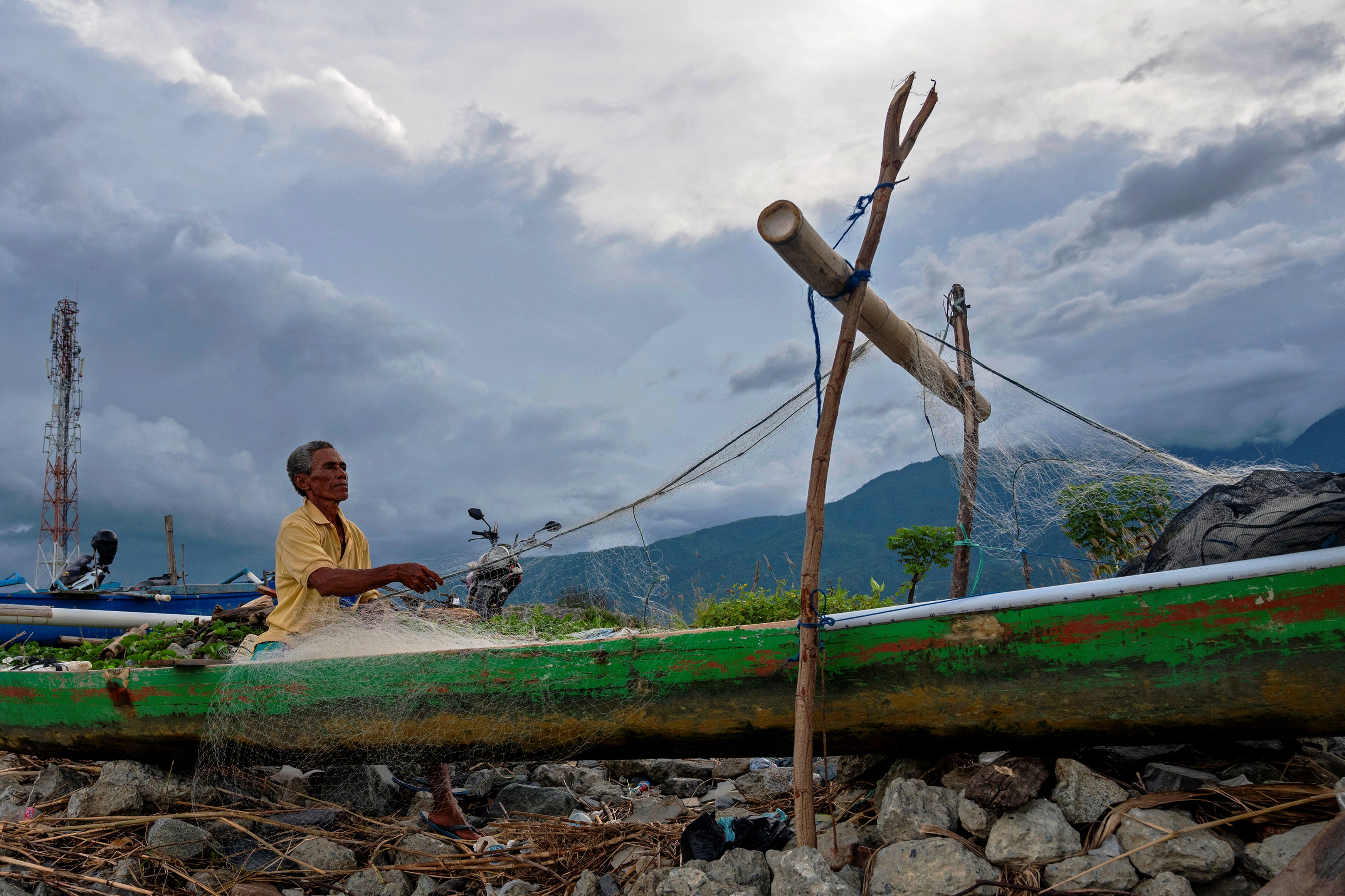 Nelayan tidak melaut setelah mendapat peringatan fenomena la nina dari BMKG.