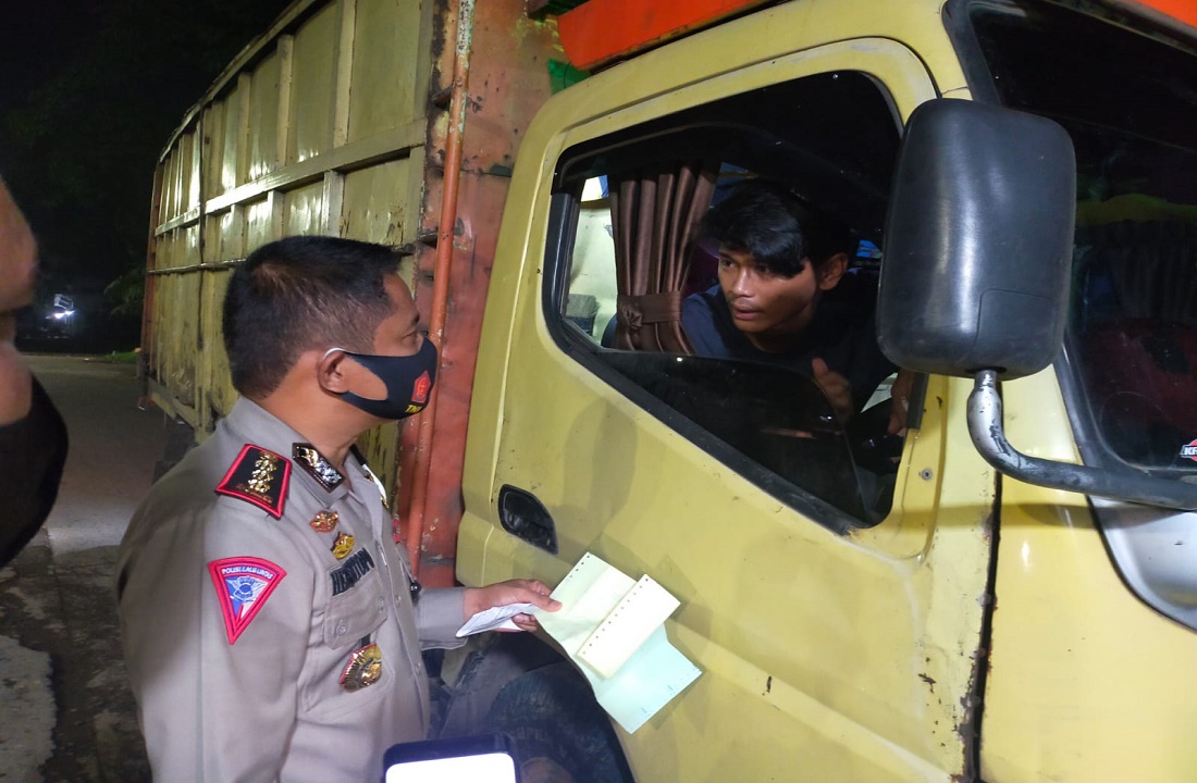 Jajaran Ditlantas Polda Jambi memeriksa dokumen kendaraan pengangkut batubara saat Operasi Zebra 2021.