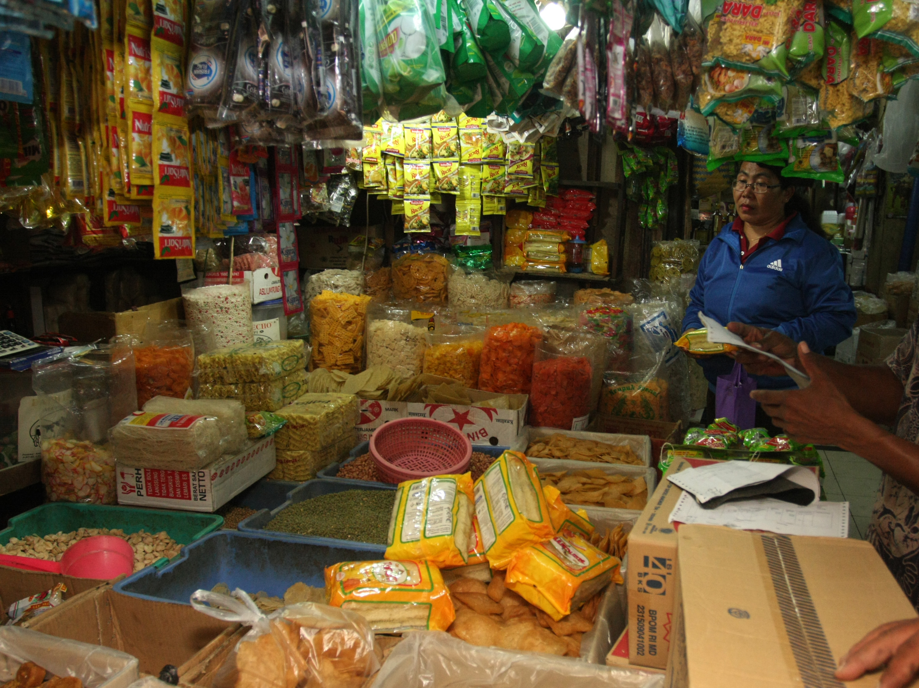 Pedagang di Pasar Kebayoran Lama menata dagangannya