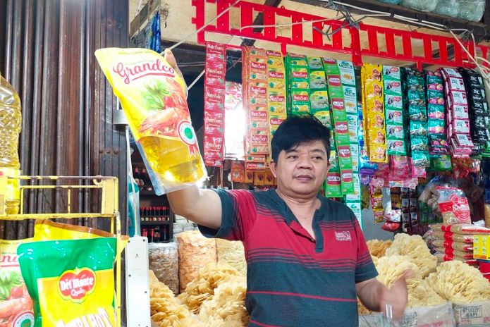 Salah satu pedagang di Pasar Anyar Kota Tangerang mengeluh kenaikan minyak goreng.