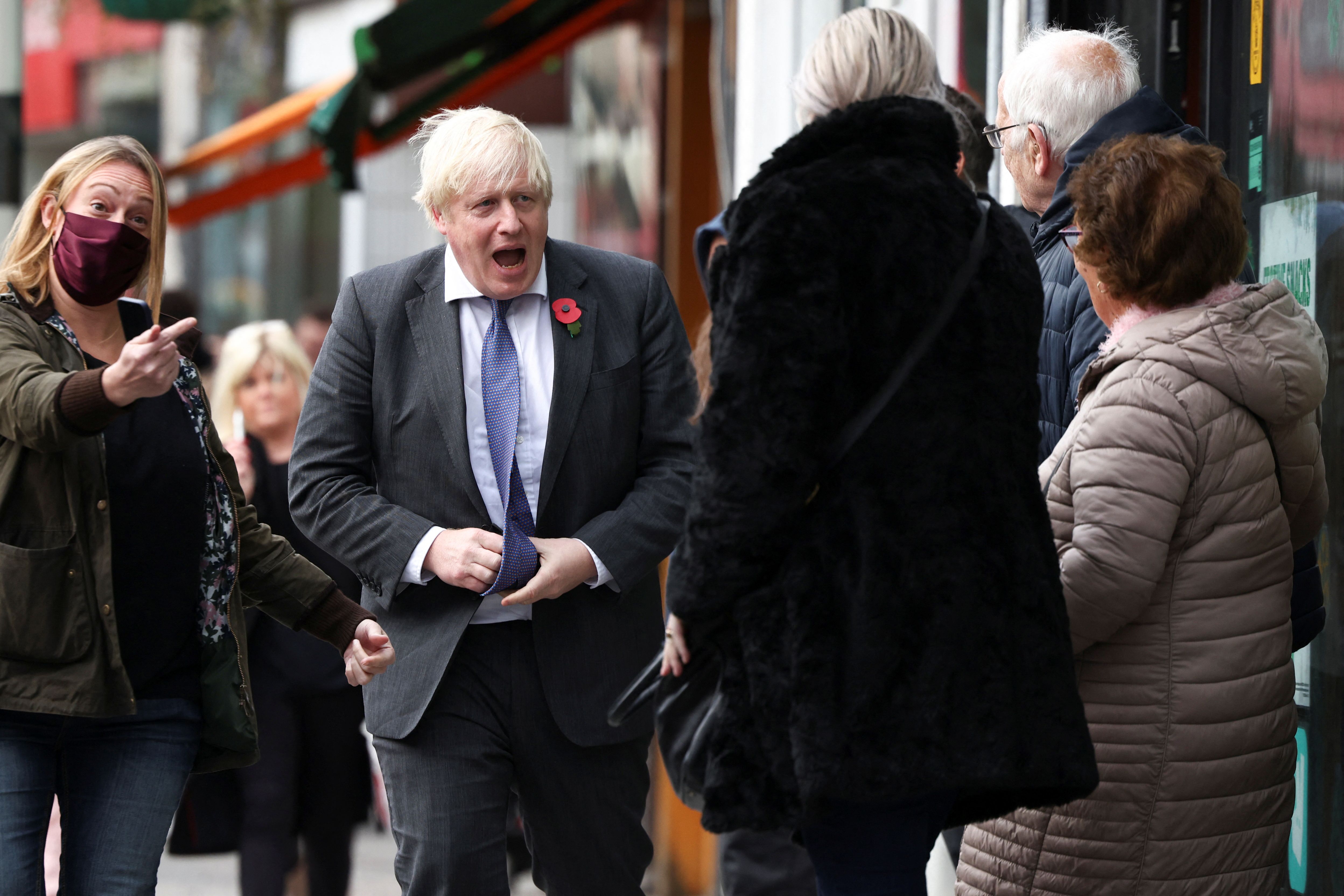 PM Inggris Boris Johnson mengunjungi pusat vaksinasi Covid-19 di Sidcup, tenggara Kota London, Inggris, Jumat (12/11). 