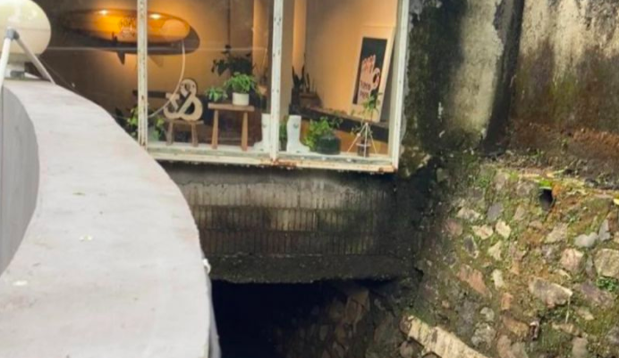 Bangunan yang berdiri di atas saluran air di Kemang Utara, Bangka, Mampang Prapatan, Jakarta Selatan, Senin (15/11/2021).