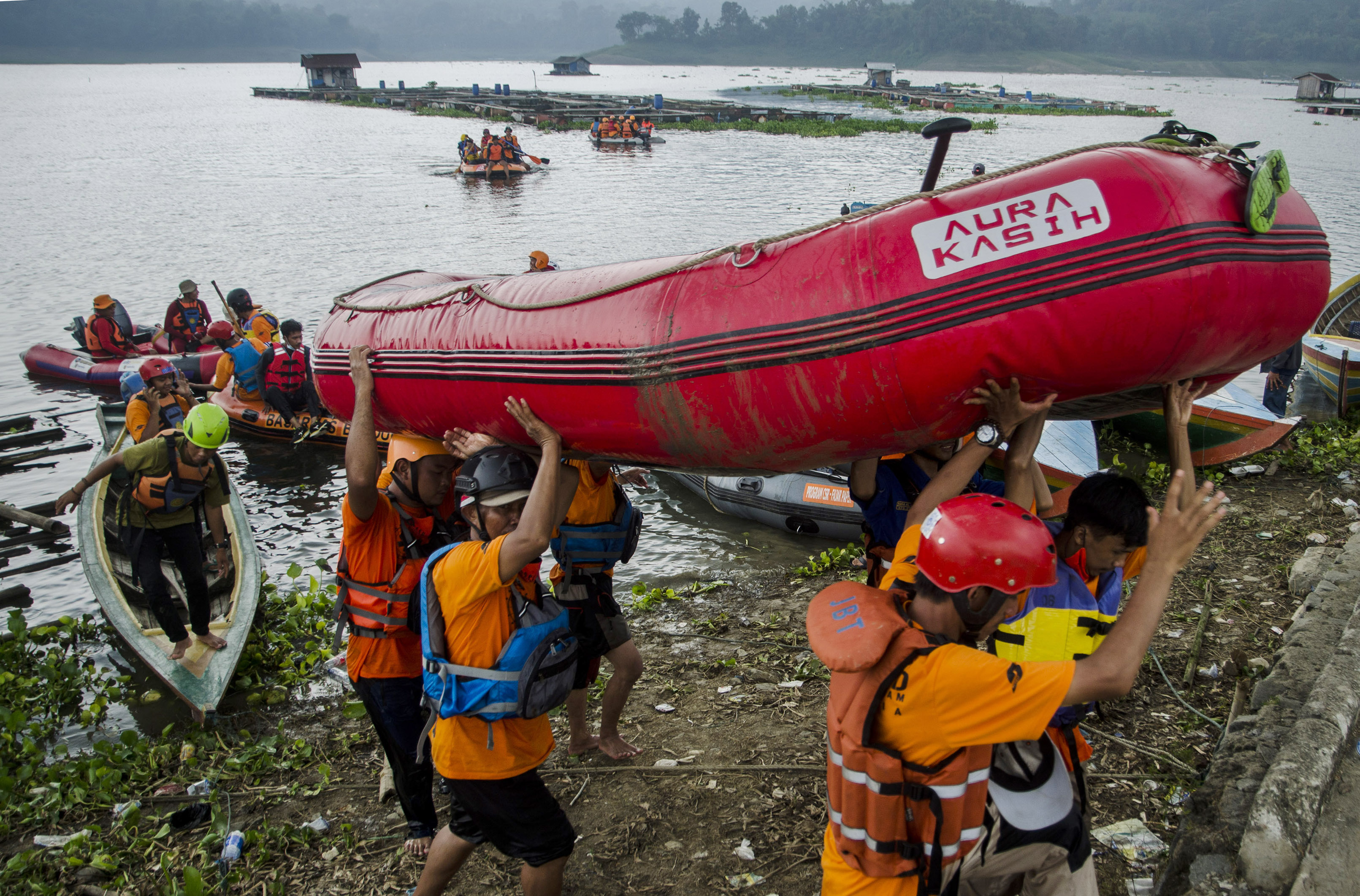  Relawan SAR Gabungan mengangkat perahu dayung saat Pelatihan Tanggap Bencana Perairan di Waduk Jatiluhur, Purwakarta, Jawa Barat