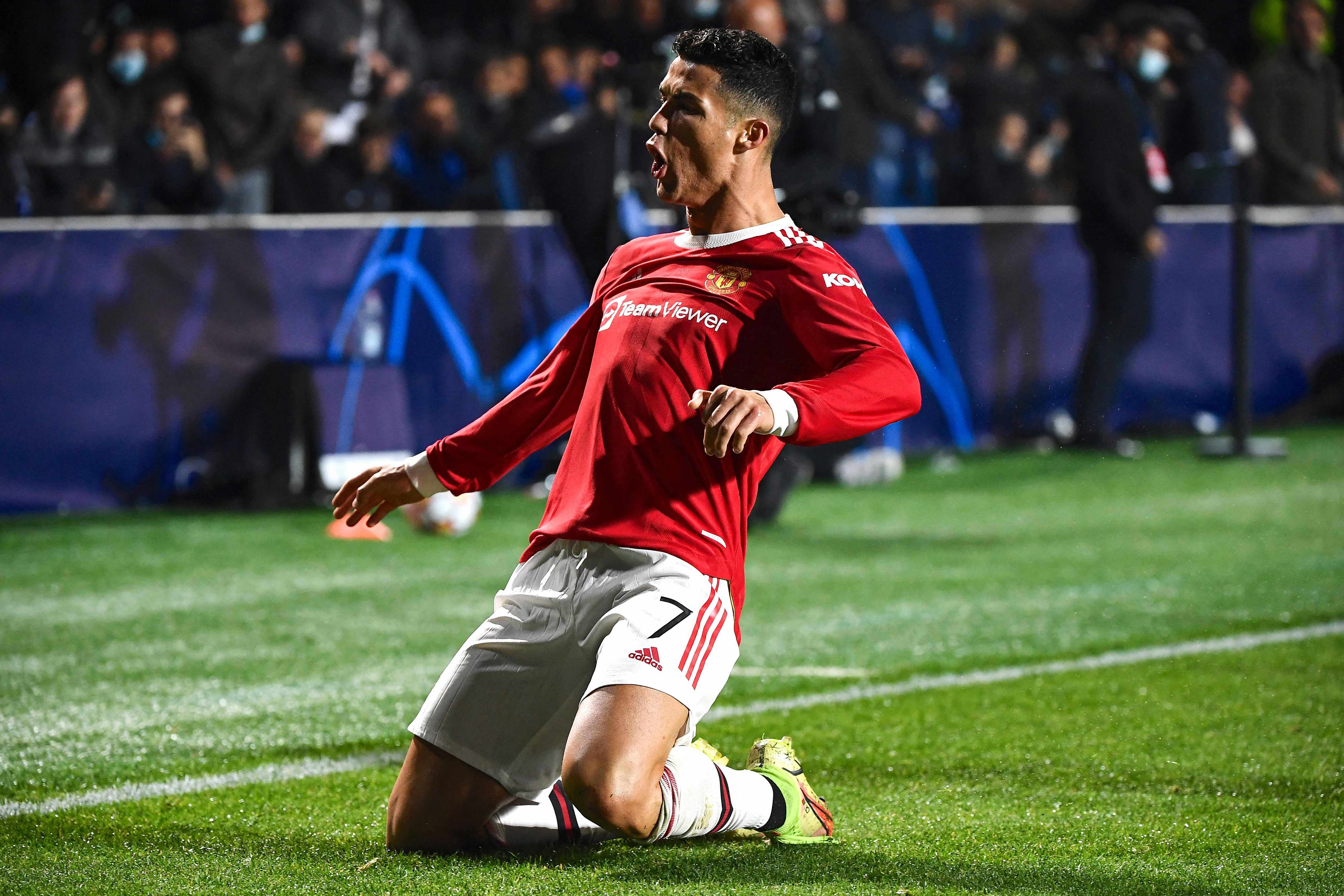 Penyerang Manchester United Cristiano Ronaldo melakukan selebrasi usai mencetak gol ke gawang Atalanta di laga Liga Champions.
