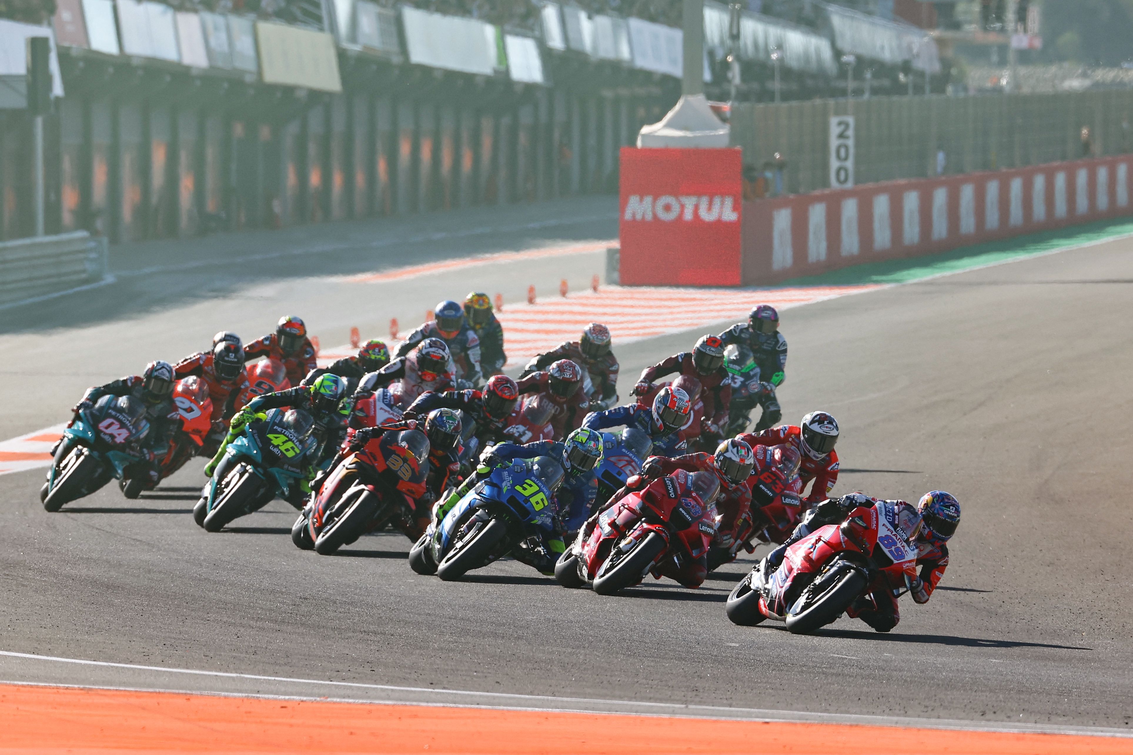 Aksi para pembalap MotoGP di GP Valencia.