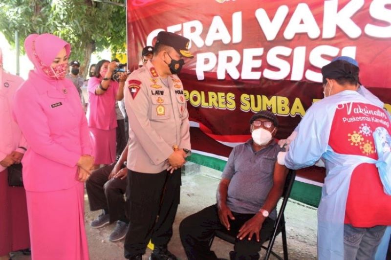 Kapolda NTT Irjen Lotharia Latif meninjau vaksinasi covid-19 bagi masyarakat umum dan penyandang disabilitas di Polres Sumba Timur.