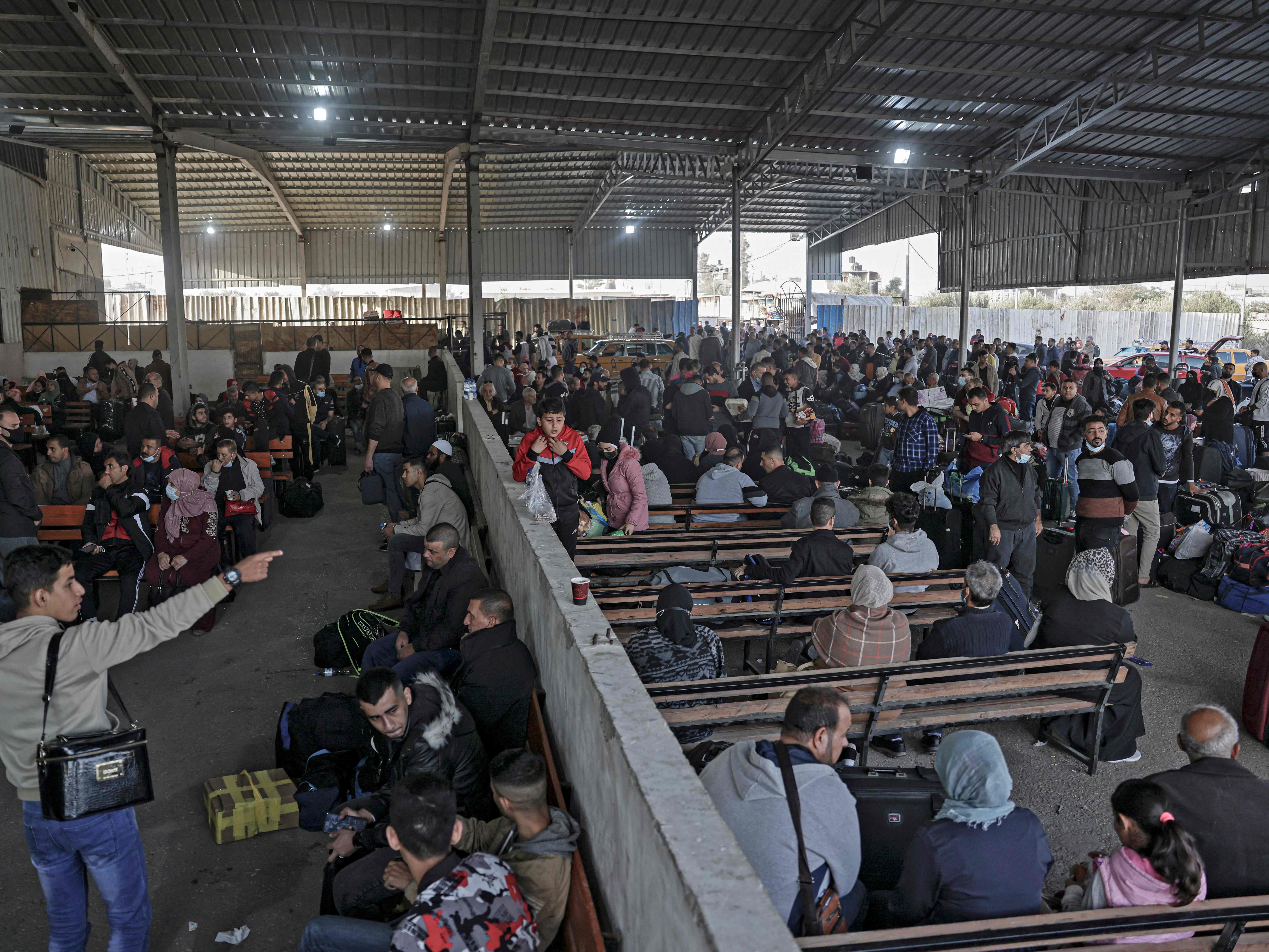 Warga Palestina menunggu giliran untuk menyeberang ke Mesir melalui perbatasan Rafah di Jalur Gaza selatan, pada 15 November 2021.