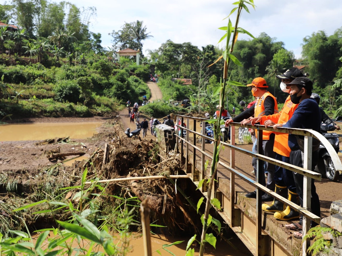 Wakil Bupati Garut Helmi Budiman mendampingi Wagub Jabar Uu Ruzhanul Ulum mengunjungi wilayah terdampak bencana banjir bandang.