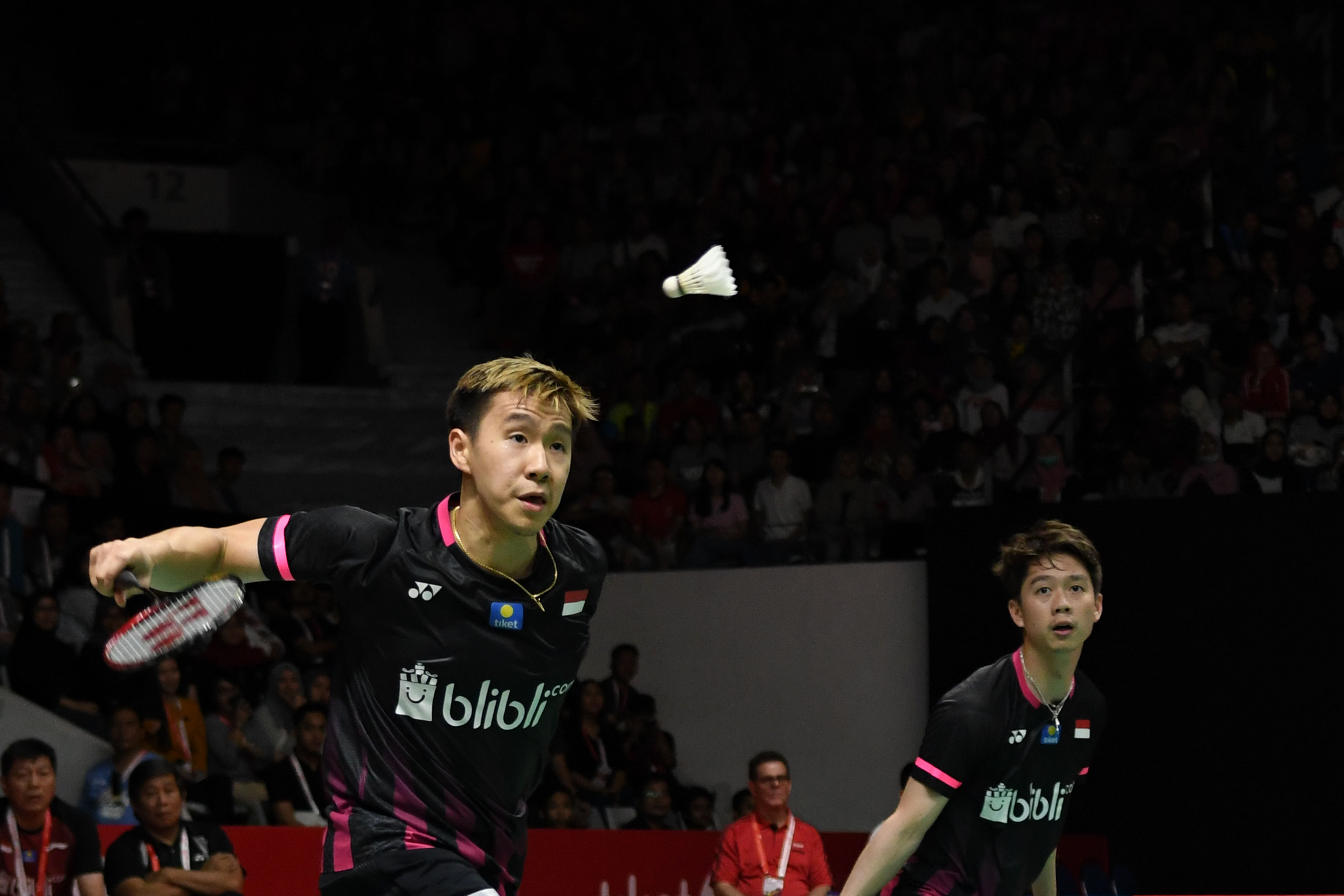 Pasangan Marcus Fernaldi Gideon/Kevin Sanjaya Sukamuljo mengembalikan kok ke arah lawan mereka di laga semifinal Indonesia Masters 2021.