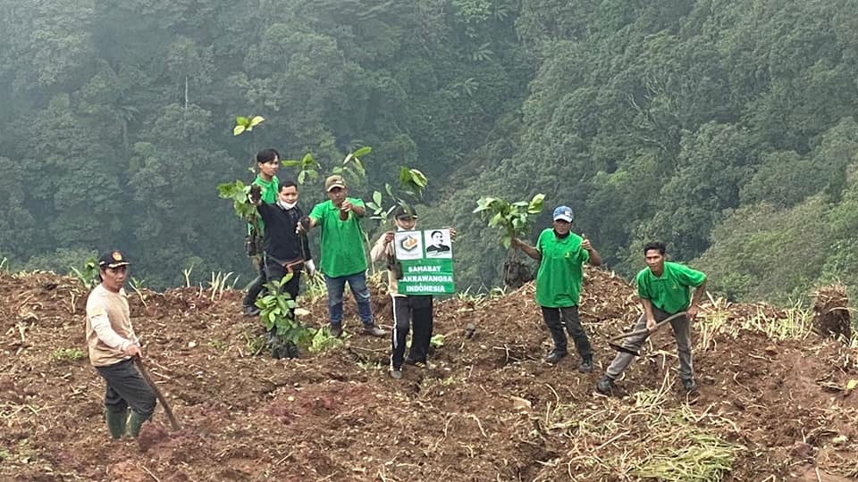 Komunitas pecinta lingkungan, Sahabat Cakrawangsa melaksanakan penanaman pohon untuk cegah longsor di Kec.Bawang, Kab.Batang, Jateng, Sabtu 