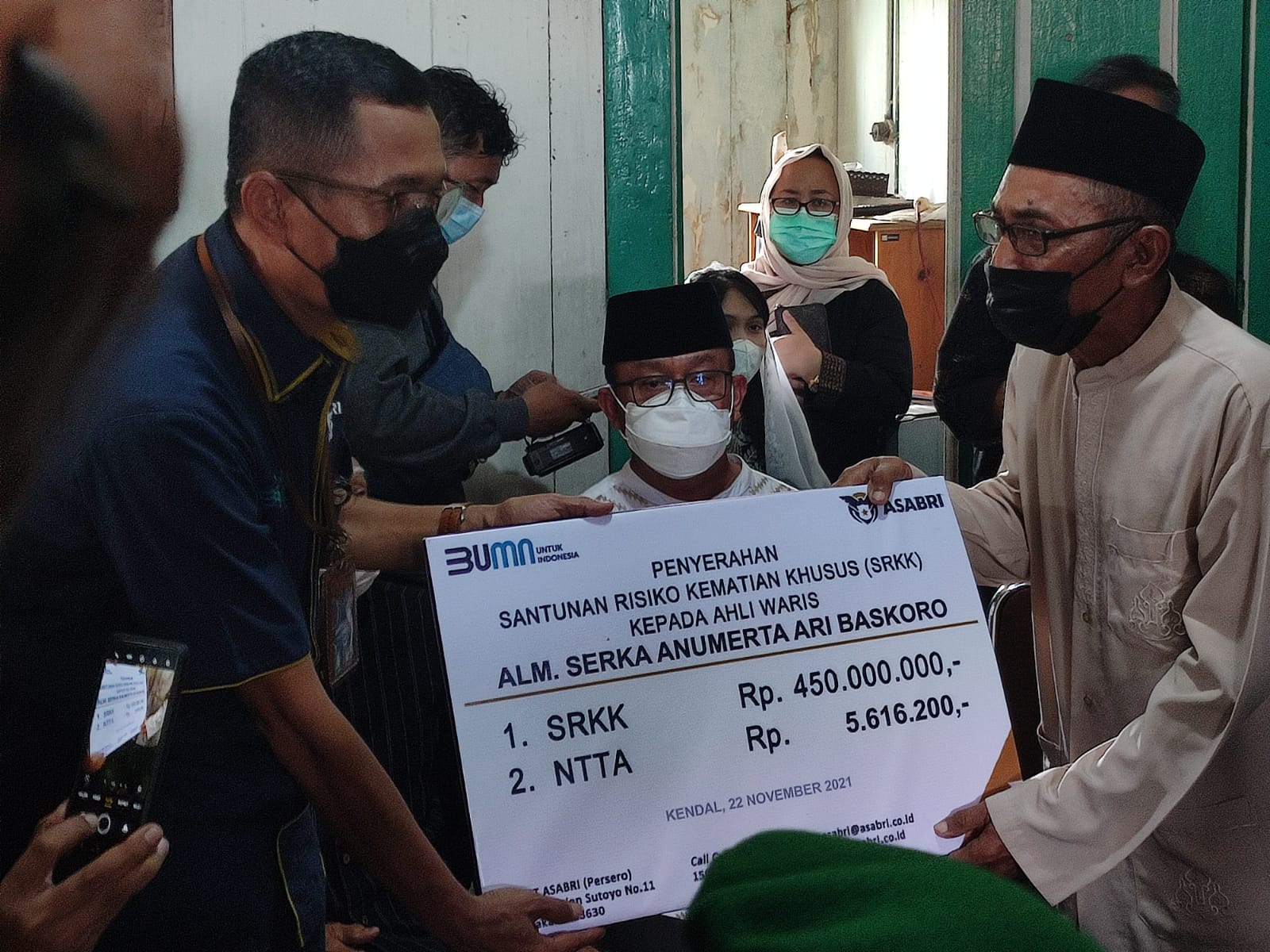 Penyerahan santunan kepada ahli waris Sertu Ari Baskoro, anggota TNI yang gugur dalam peristiwa penyerangan oleh KKB di Yahukimo, Papua.