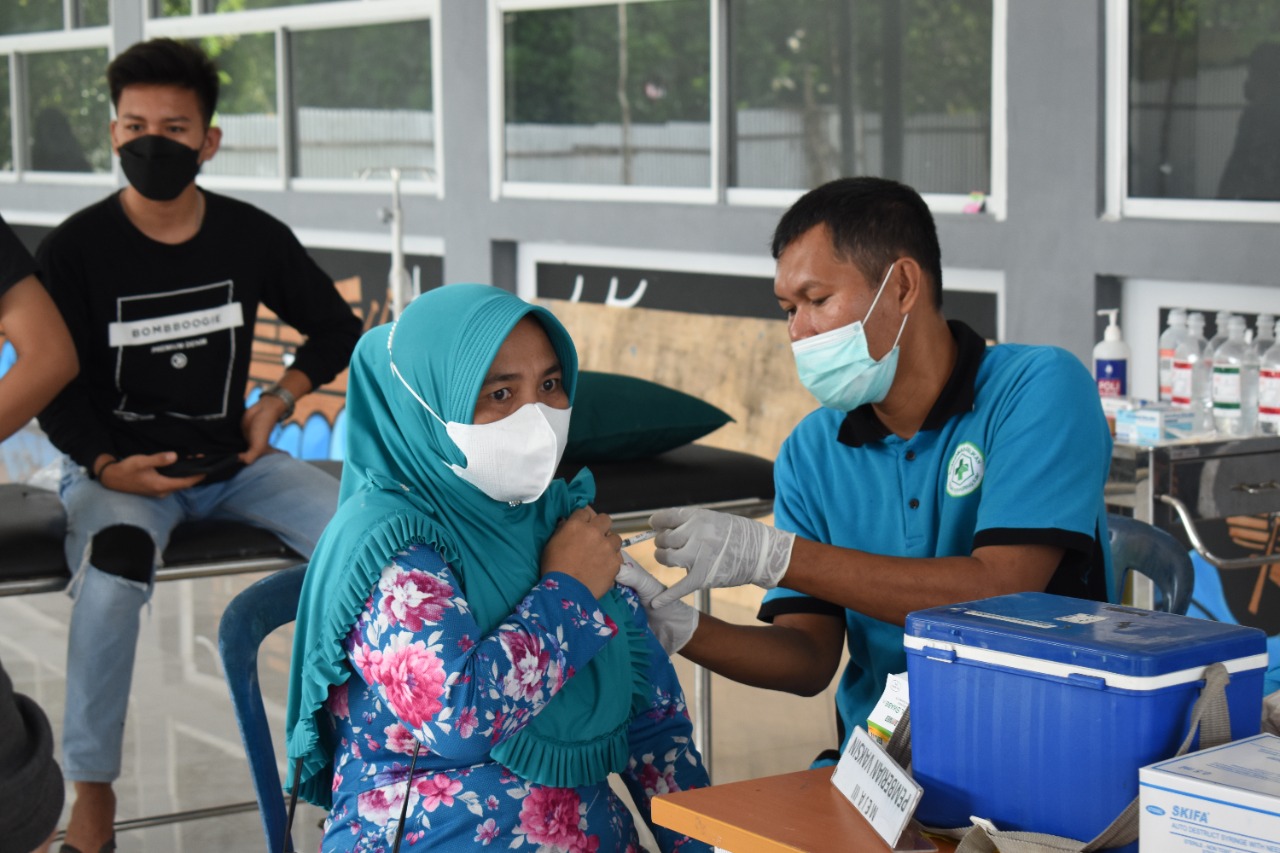 Dinas Kesehatan Kabupaten OKI membuka gerai vaksinasi di Tama Segitiga Emas Kayuagung, Minggu (7/11).
