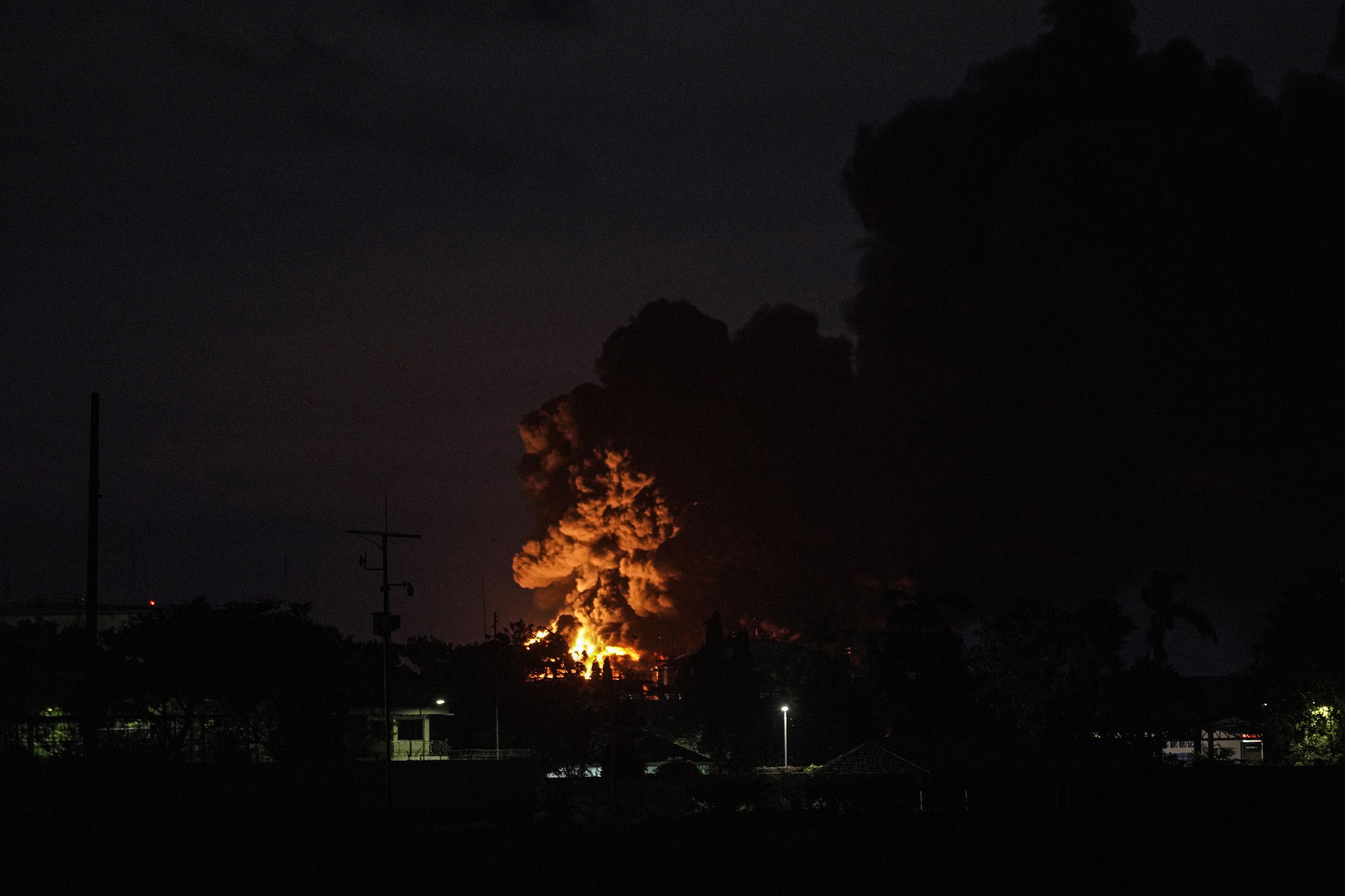 Kilang Pertamina di Cilacap saat kebakaran, Juni lalu