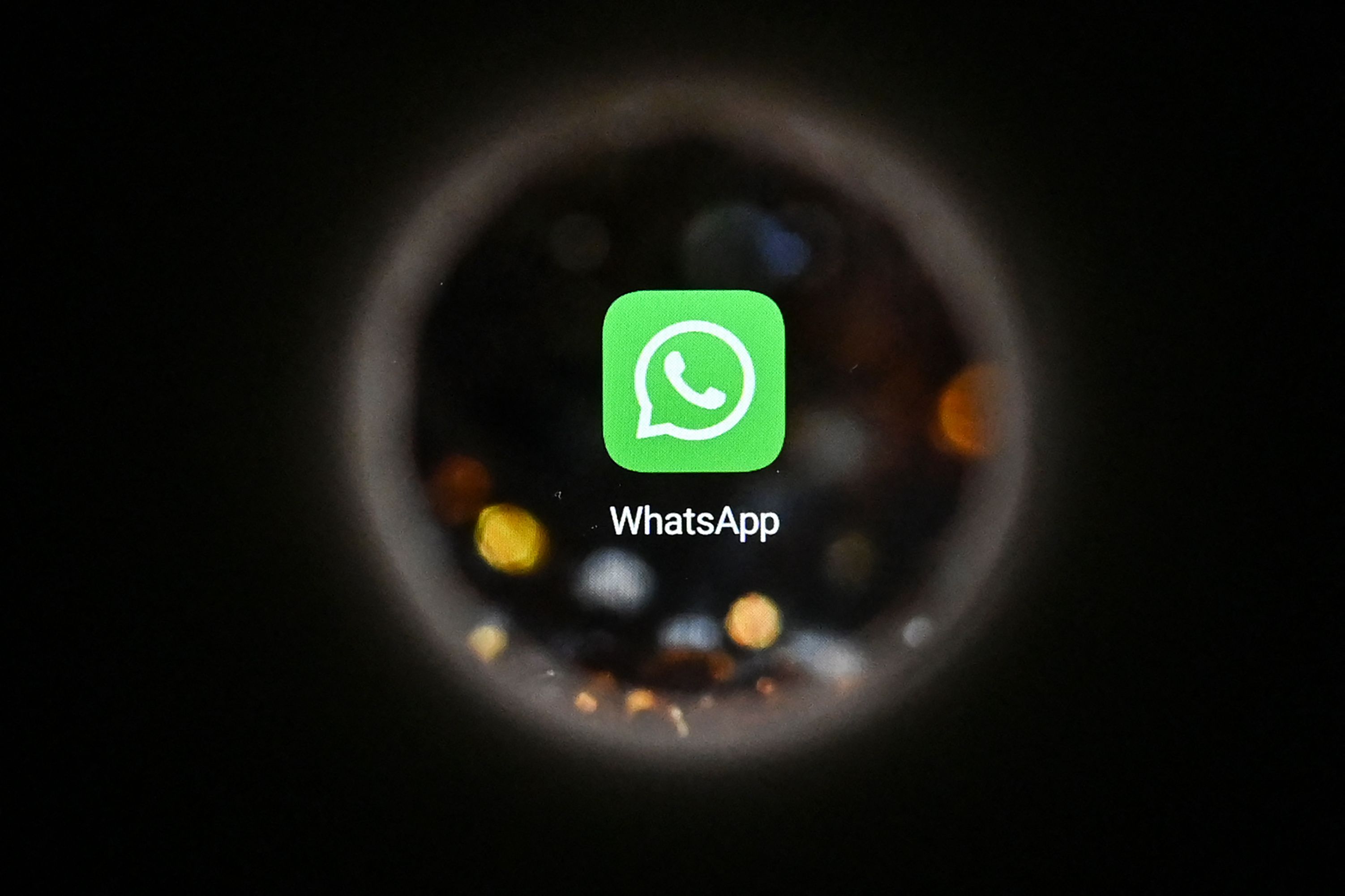 Logo Whatsapp terlihat di sebuah layar ponsel.