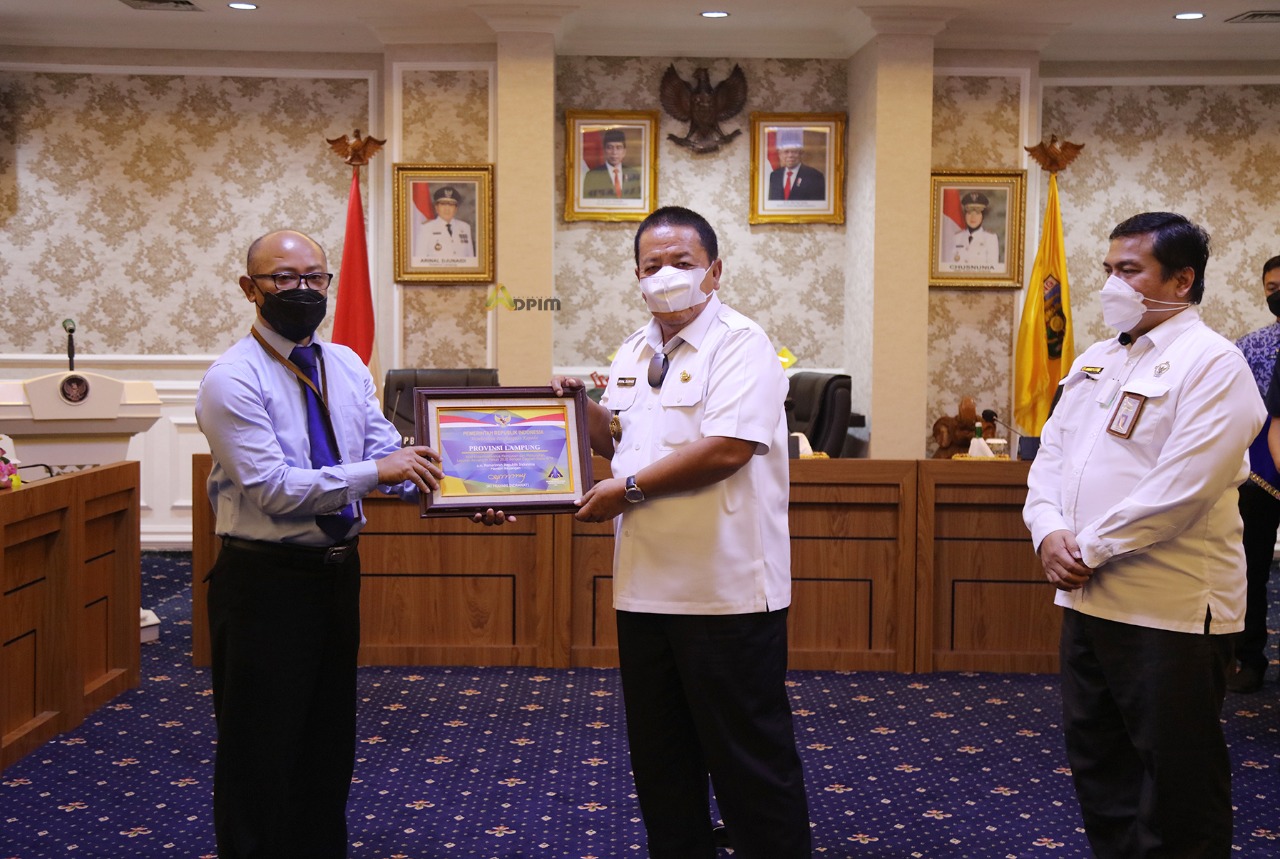 Gubernur Lampung Arinal Djunaidi (tengah).