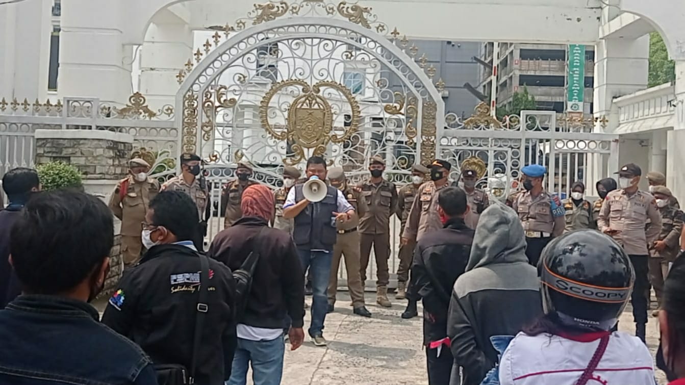 Sejumlah buruh berunjuk rasa di depan kantor Gubernur Sumatra Utara