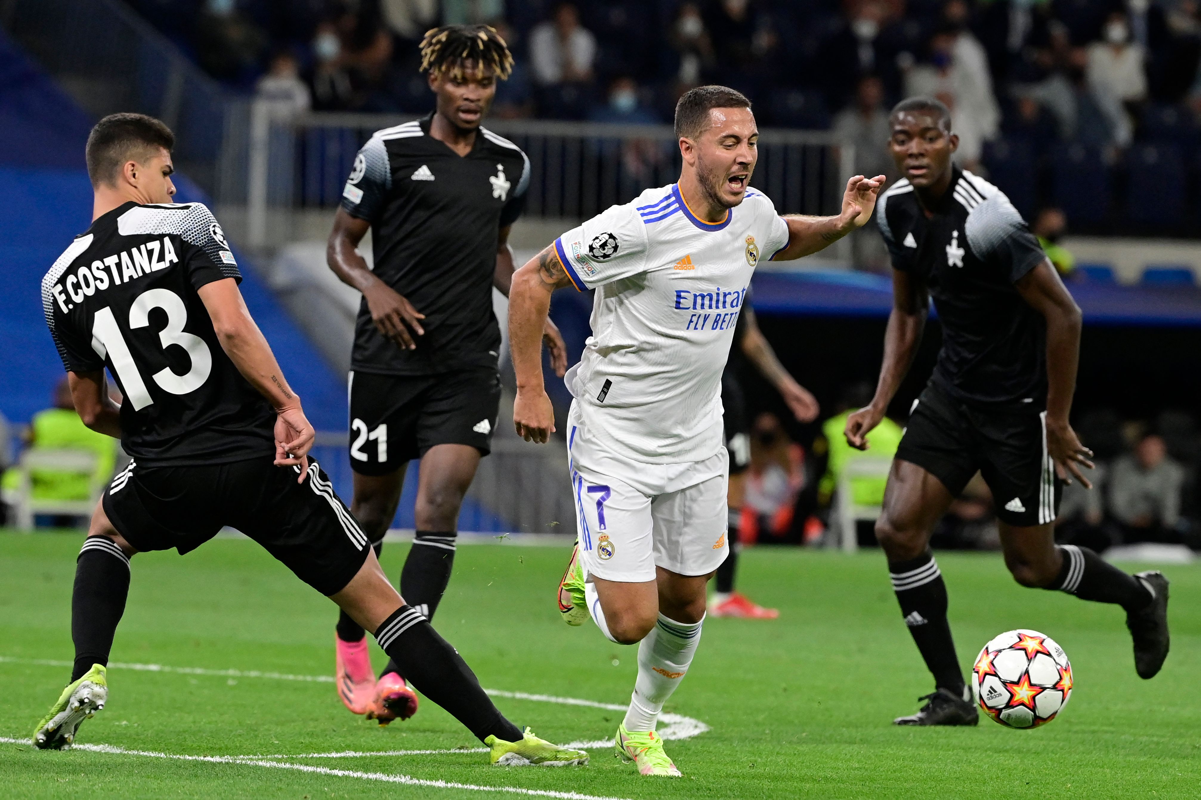 Penyerang Real Madrid Eden Hazard (tengah)