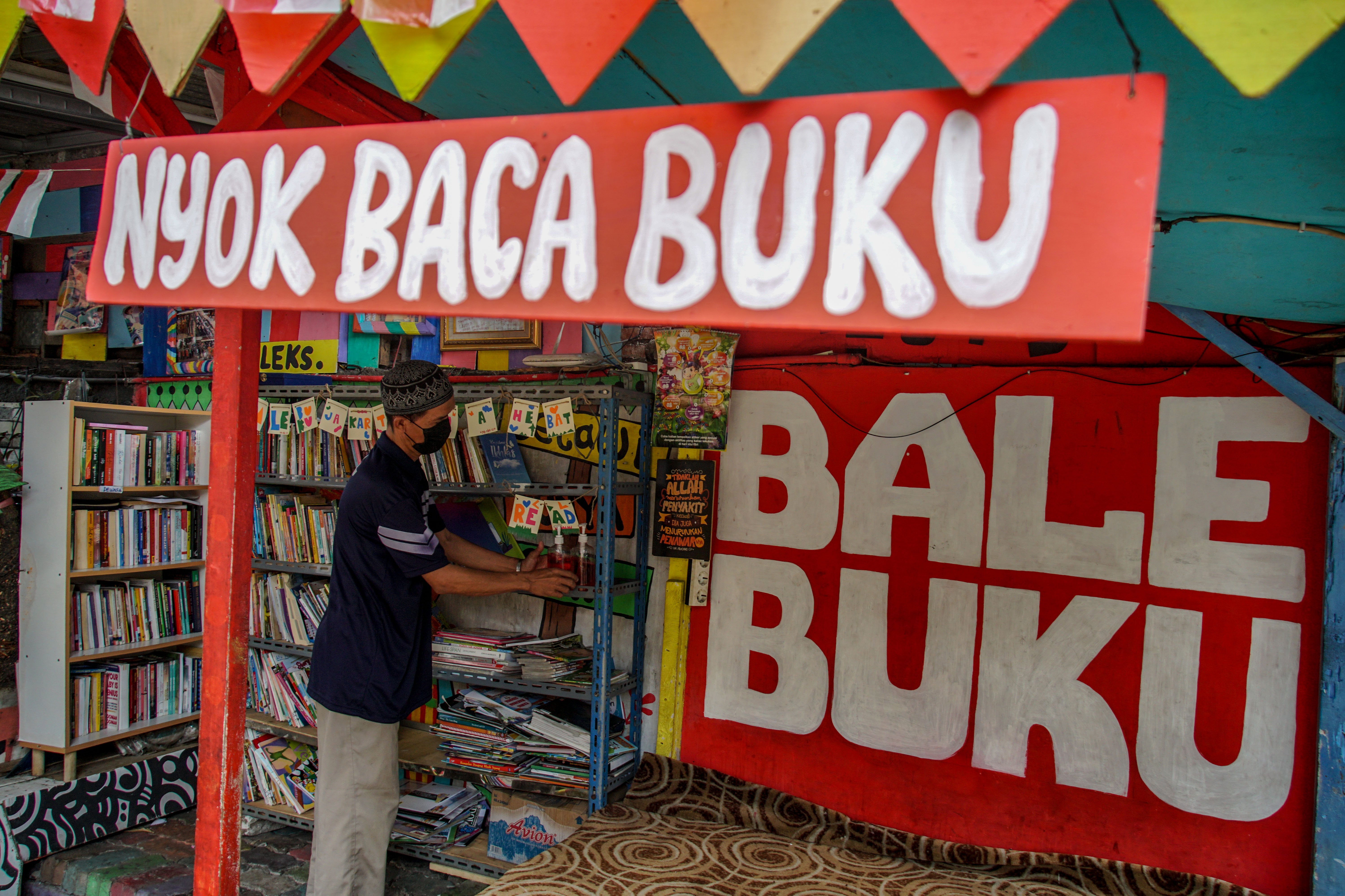 Bale Buku di Gang Dendrit, Cakung, Jakarta Timur