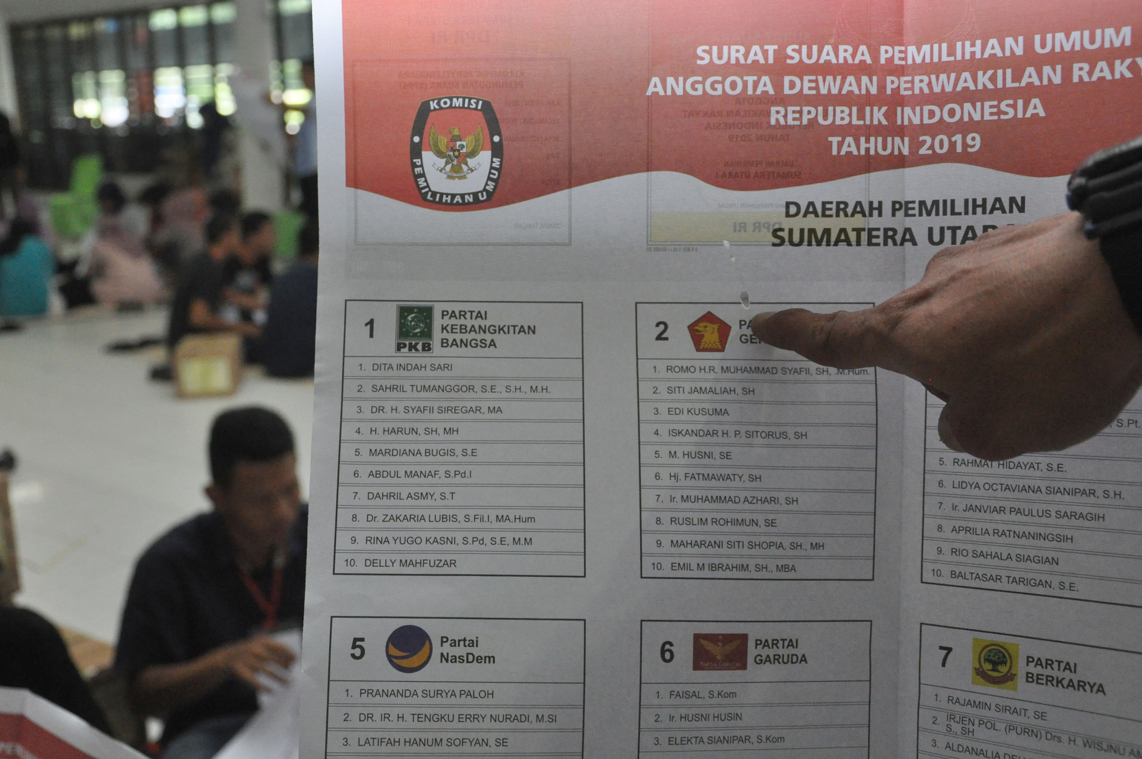 Petugas menunjukkan surat suara Pileg yang menunjukkan partai dan caleg