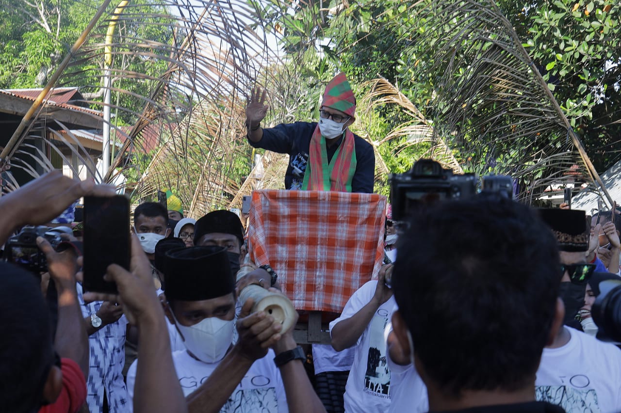 Menparekraf Sandiaga Uno melakukan kunjungan Desa Wisata Liya Togo,Kecamatan Wangi-wangi Selatan, Kabupaten Wakatobi, Sulawesi Tenggara.