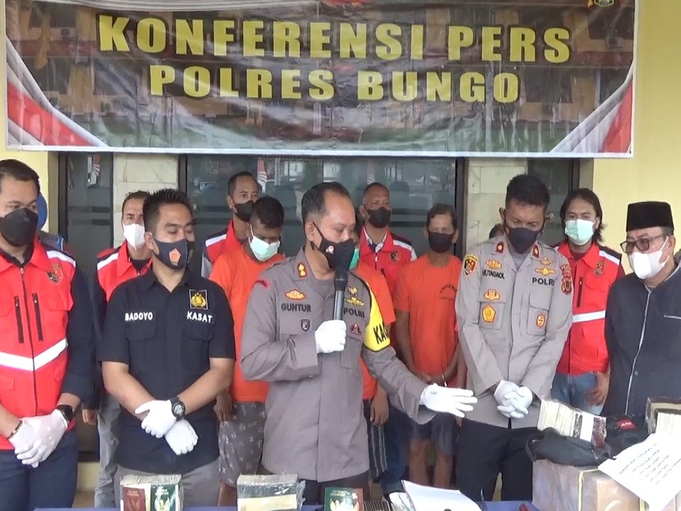 Kapolres Bungo Polda Jambi Ajun Komisaris Besar Guntur Saputro menjelaskan kepada wartawan soal pengungkapan kasus pencurian buku nikah.