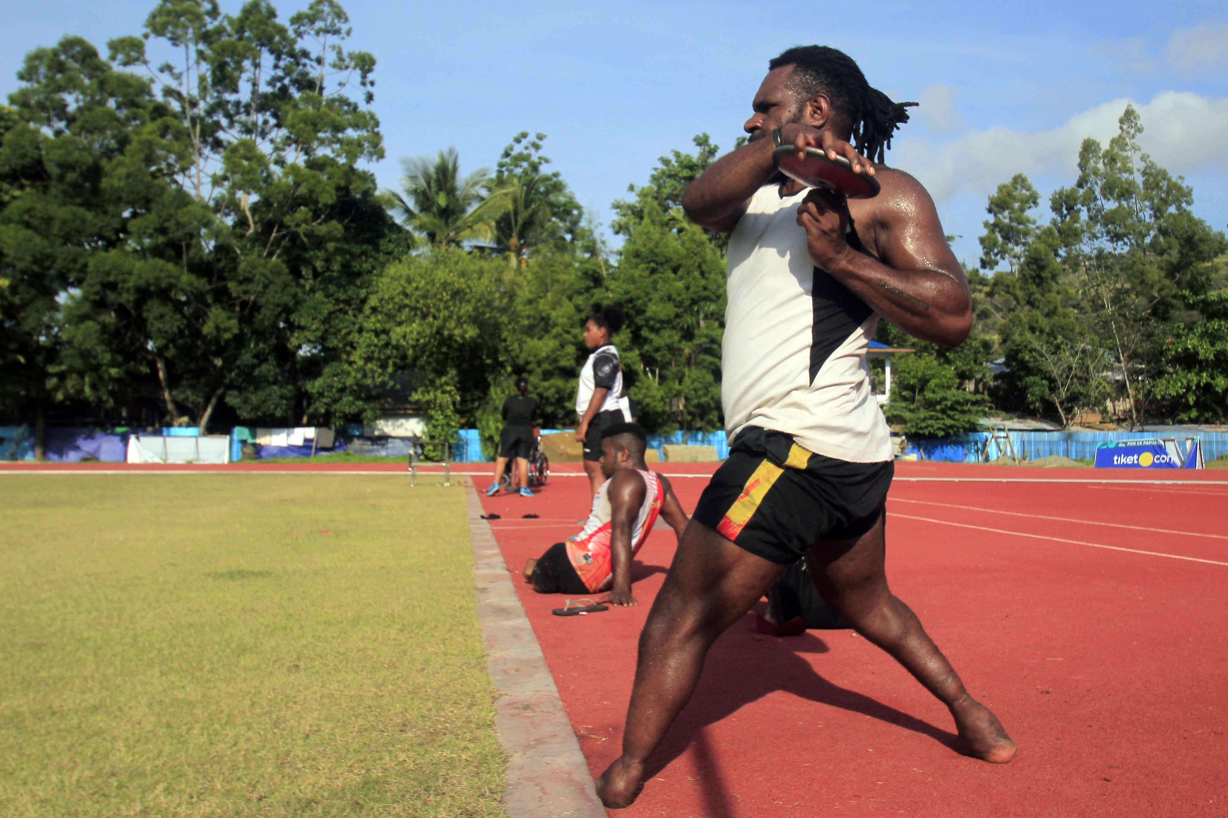 Atlet lempar cakram Papua Laurens Siep berlatih jelang Peparnas XVI Papua di Lapangan Mahacandra Uncen, Waena, Jayapura, Selasa (26/10).