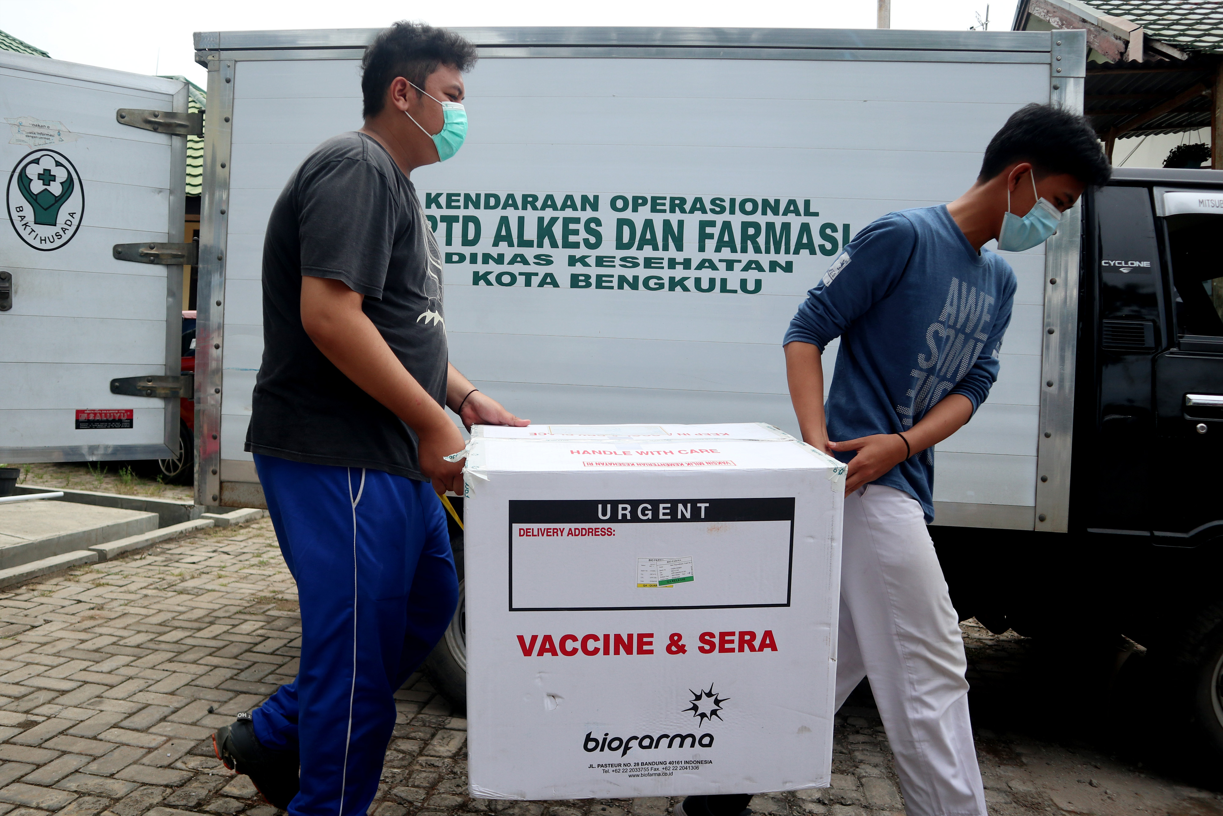 Petugas mendistibusikan vaksin COVID-19 Sinovac di gudang vaksin (cold room) Balai Farmasi Dinas Kesehatan Privinsi Bengkulu di Bengkulu