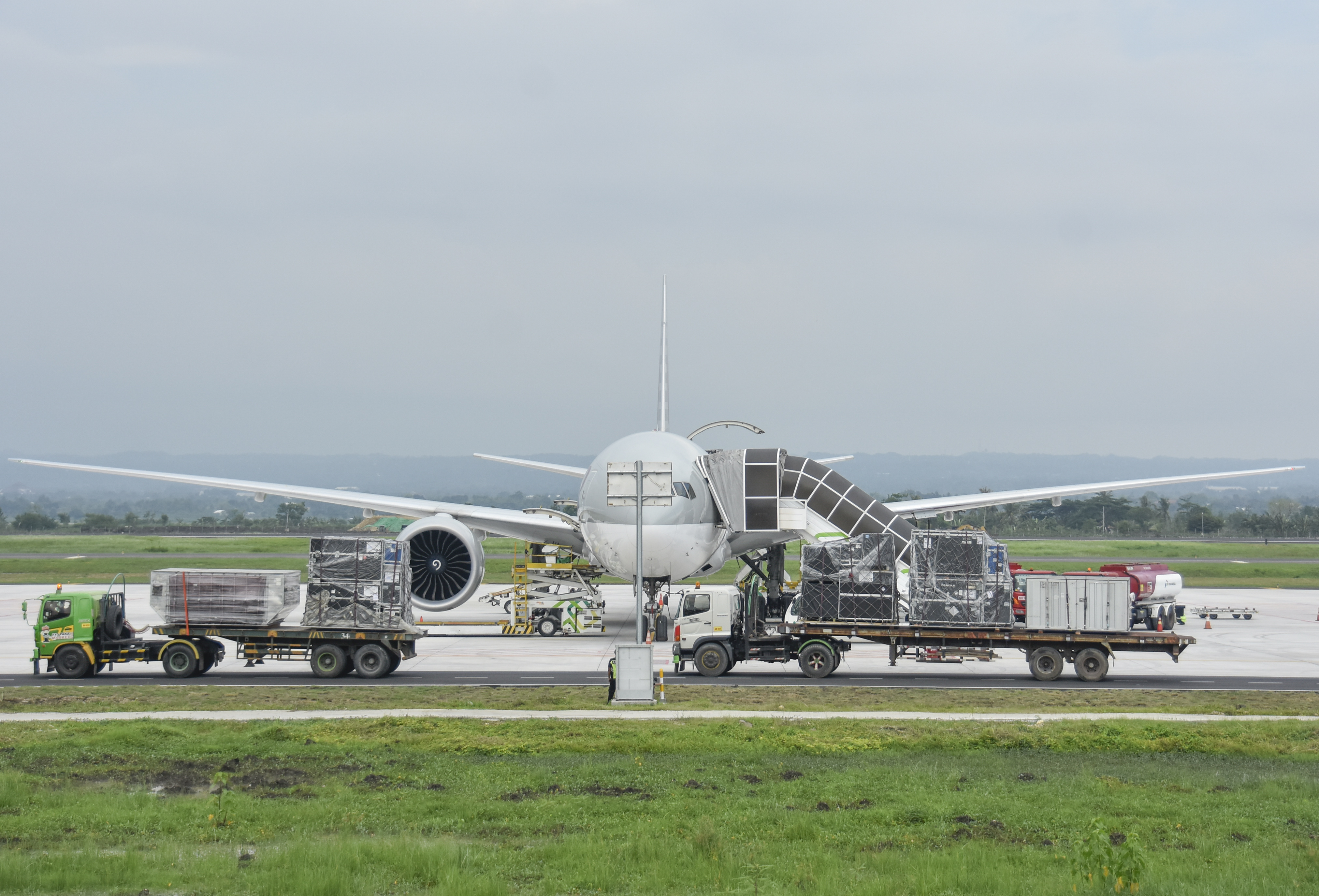 Momen kedatangan logistik balapan World Superbike di Lombok, NTB