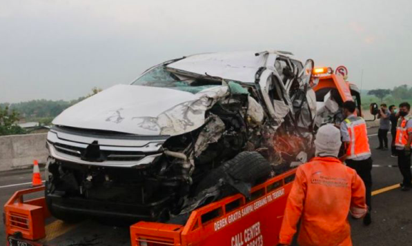 Petugas mengevakuasi mobil yang ditumpangi artis Vanessa Angel dan keluarganya usai mengalami kecelakaan di ruas tol Jombang-Mojokerto KM 67