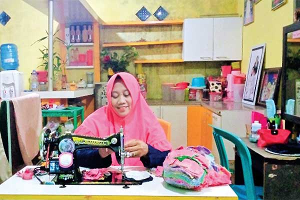Irma Suryati menekuni usaha membuat keset. 