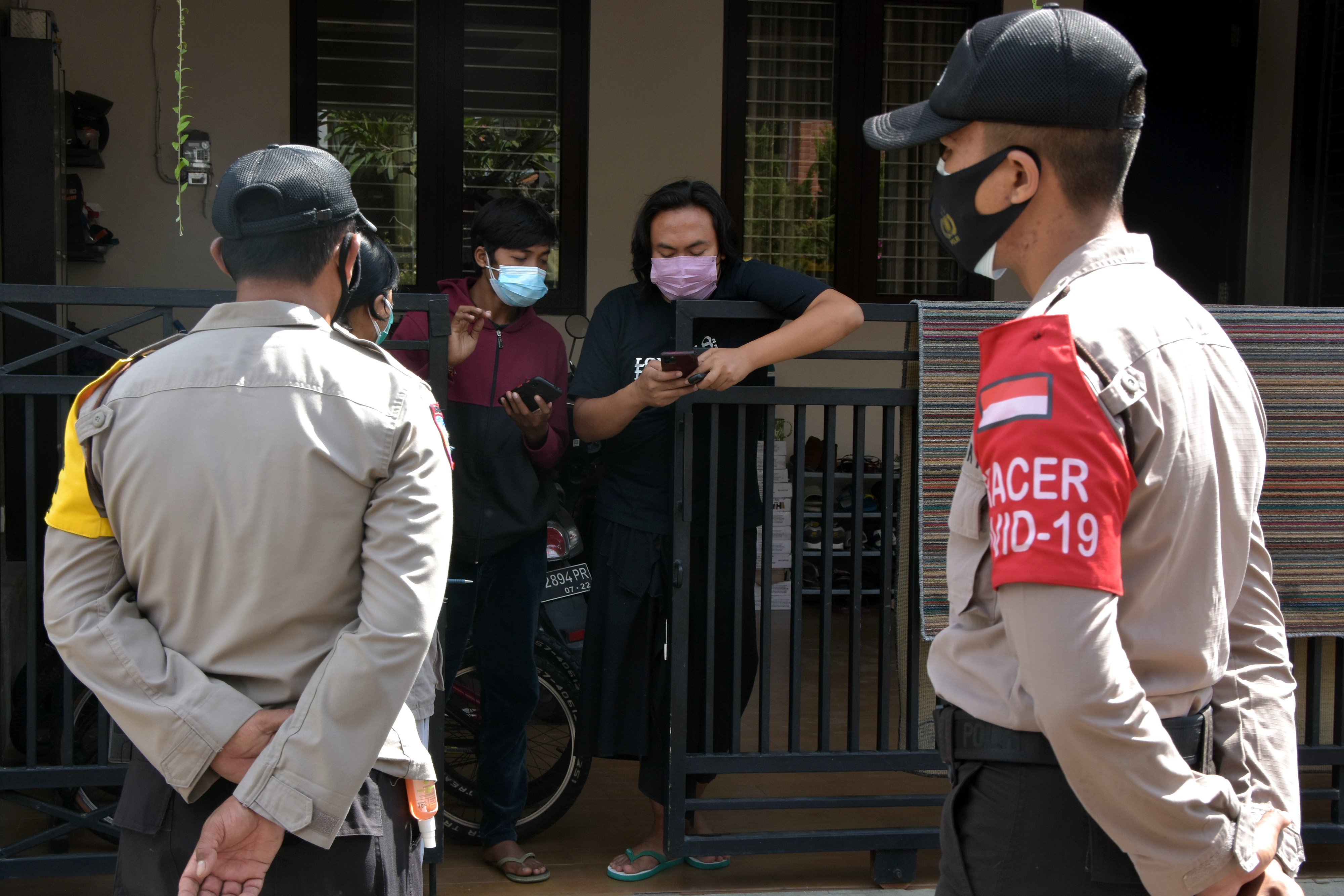 Petugas melakukan pelacakan pada tempat tinggal warga yang dilaporkan terpapar COVID-19 di Denpasar, Bali.