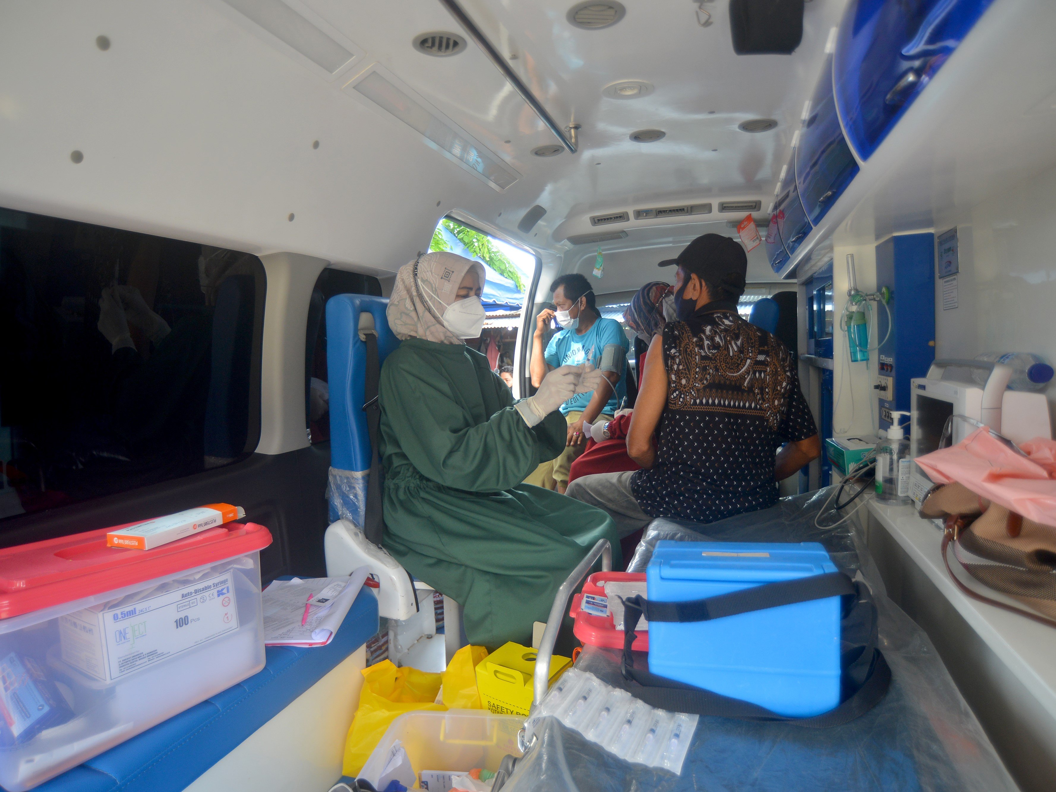 Tenaga kesehatan bersiap menyuntikkan vaksin covid-19 kepada warga di mobil vaksinasi keliling, Padang, Sumbar, Senin (1/11/2021).