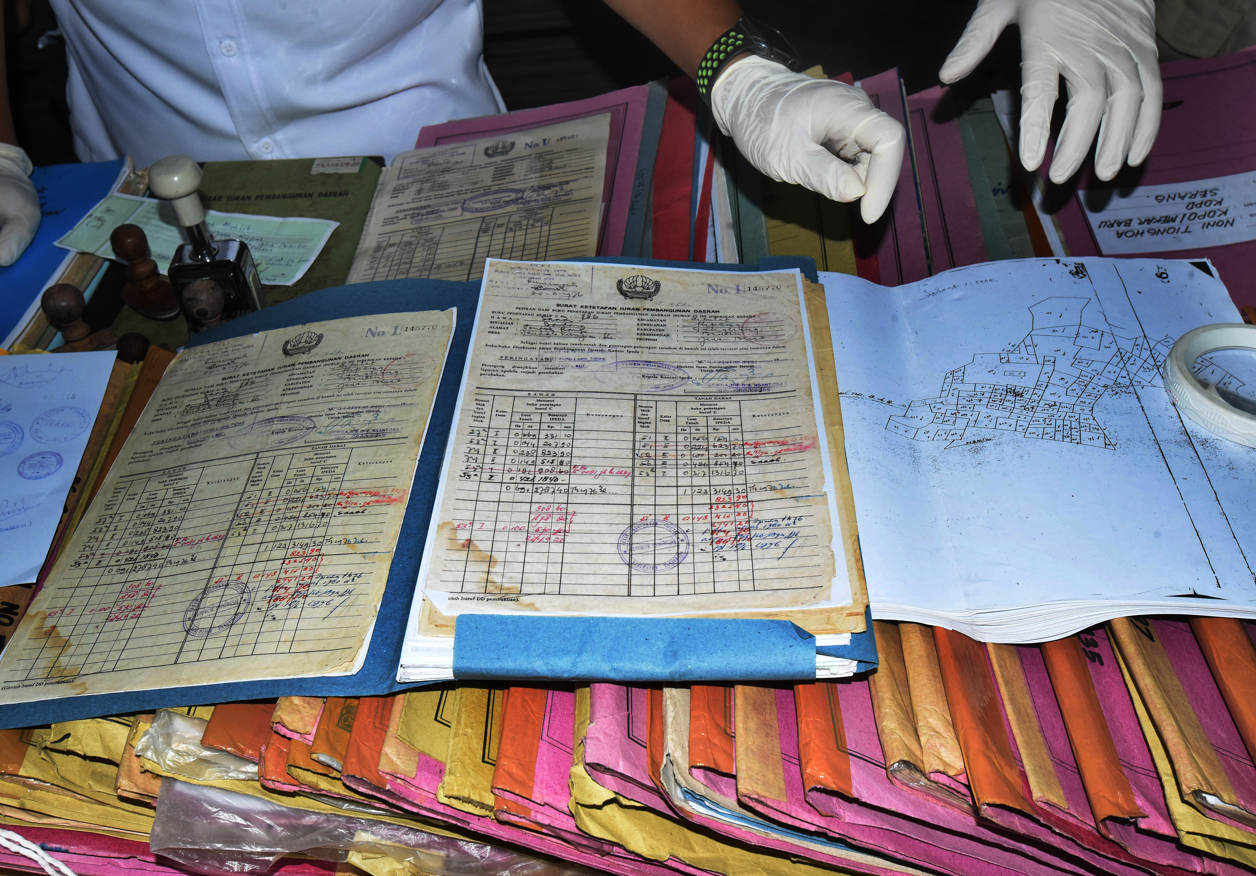 Barang bukti sejumlah dokumen palsu kepemilikan tanah