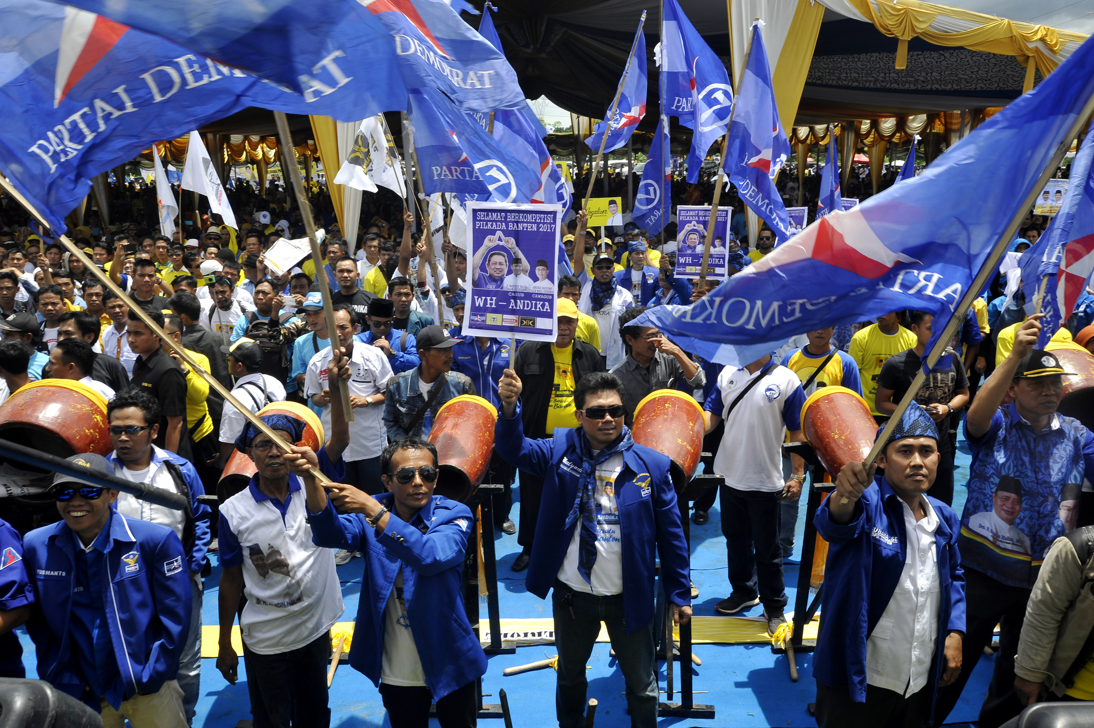 Ratusan kader mengibarkan bendera Parpol saat Deklarasi Cagub Banten.