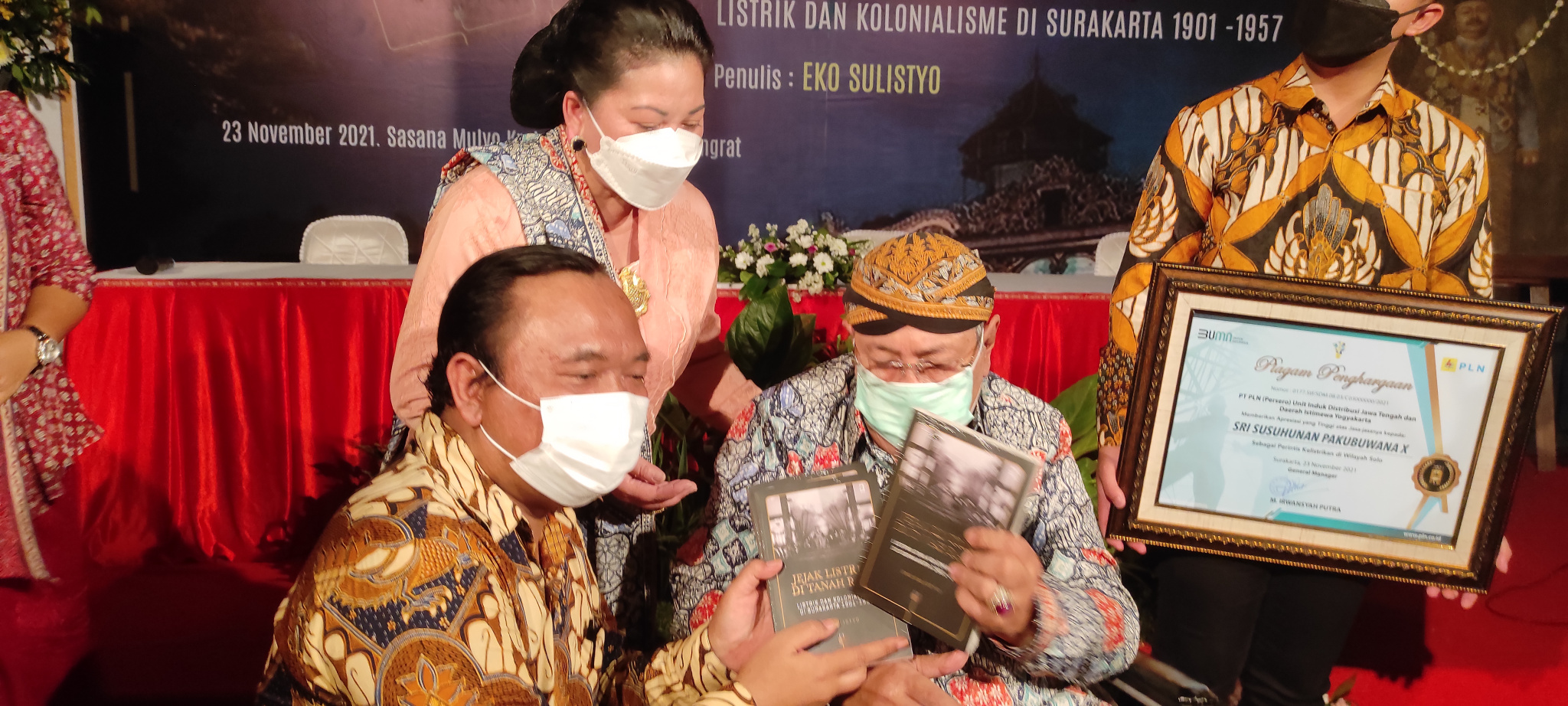 Eko Sulistyo, penulis buku, menyerahkan buku karyanya kepada Sinuhun Pakoe Boewono XIII 