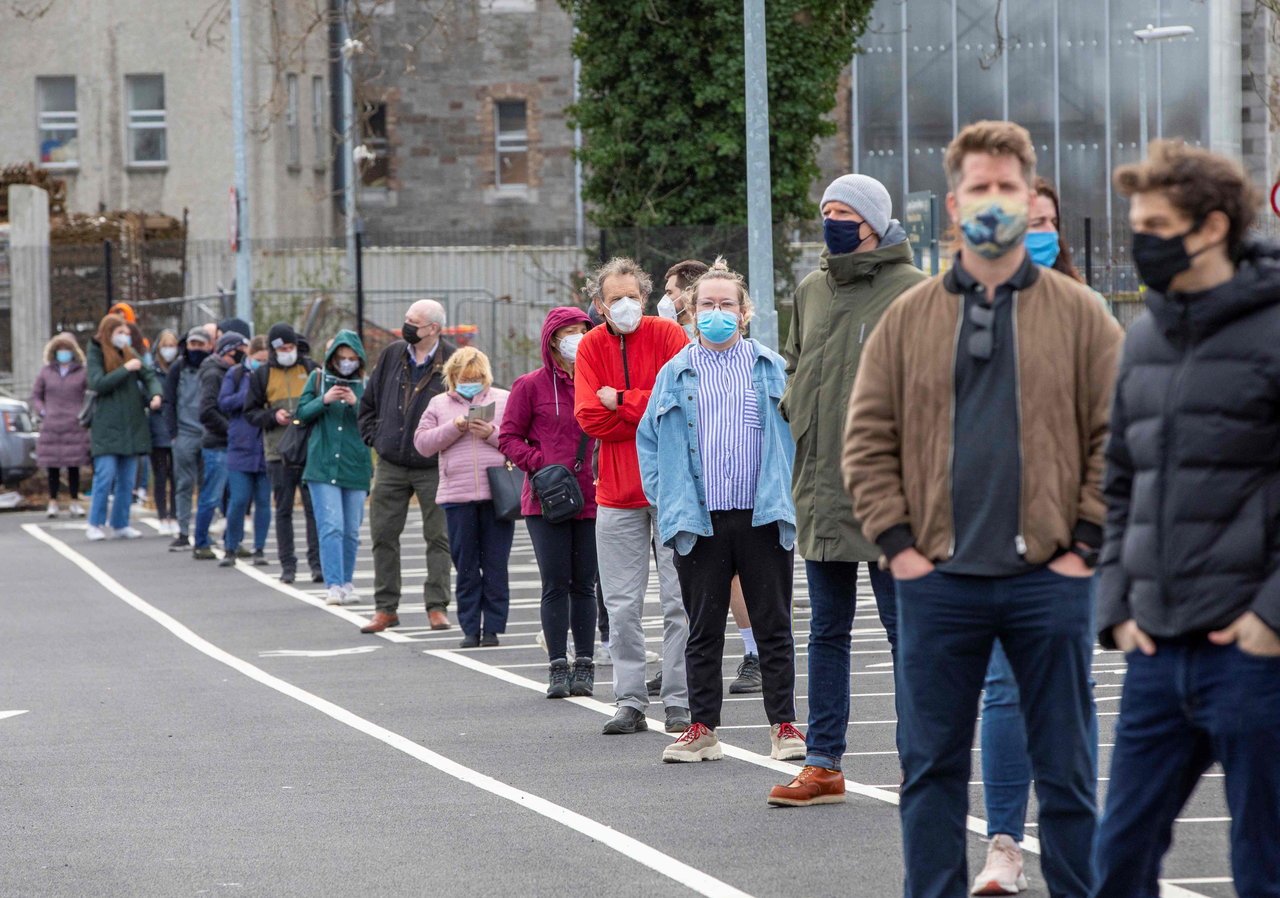 Warga mengantre untuk menjalani tes covid-19 di Dublin, Irlandia.