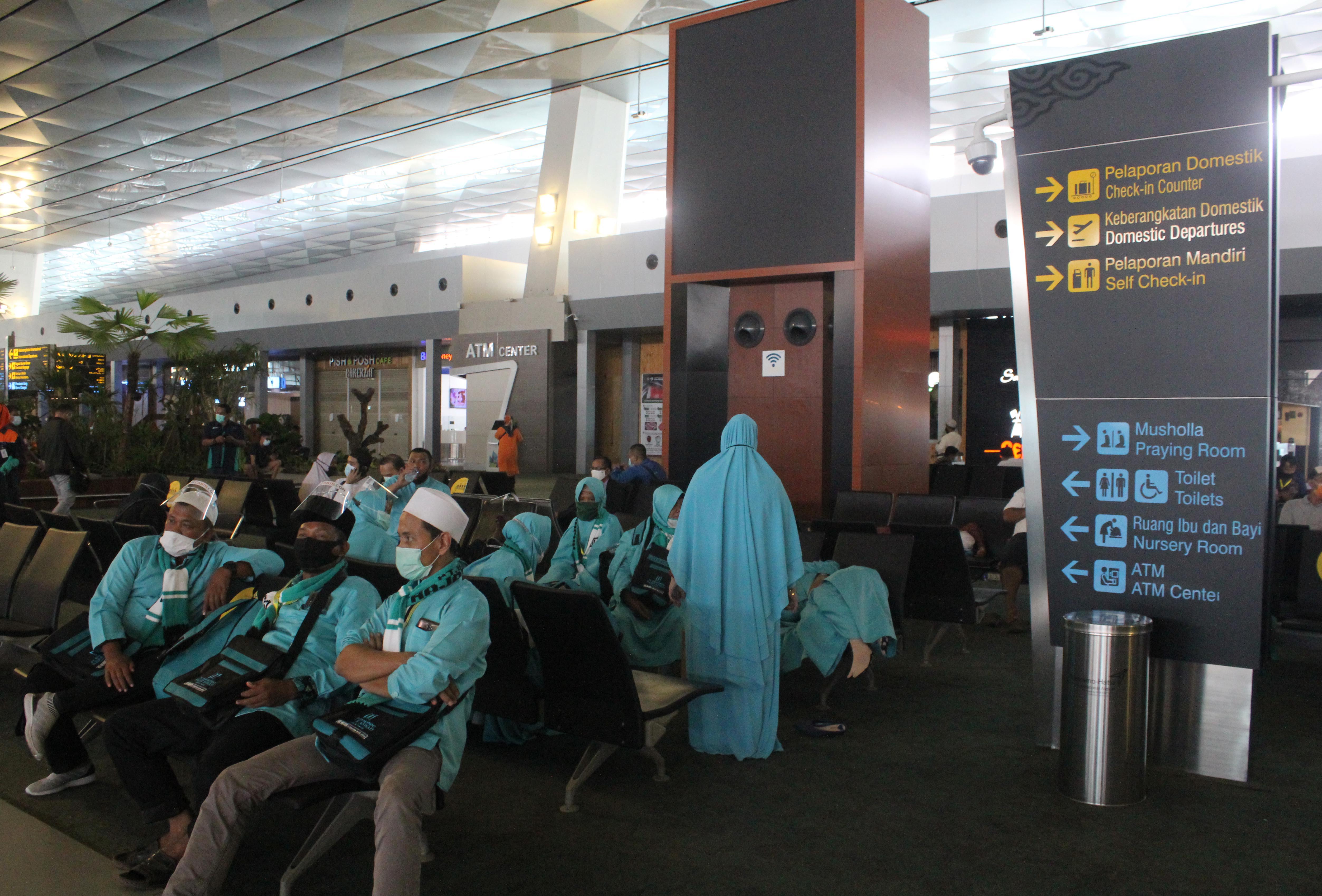 KEBERANGKATAN UMRAH: Calon jemaah umrah menunggu keberangkatan ke Tanah Suci di Terminal 3 Bandara Soekarno Hatta, Tangerang.