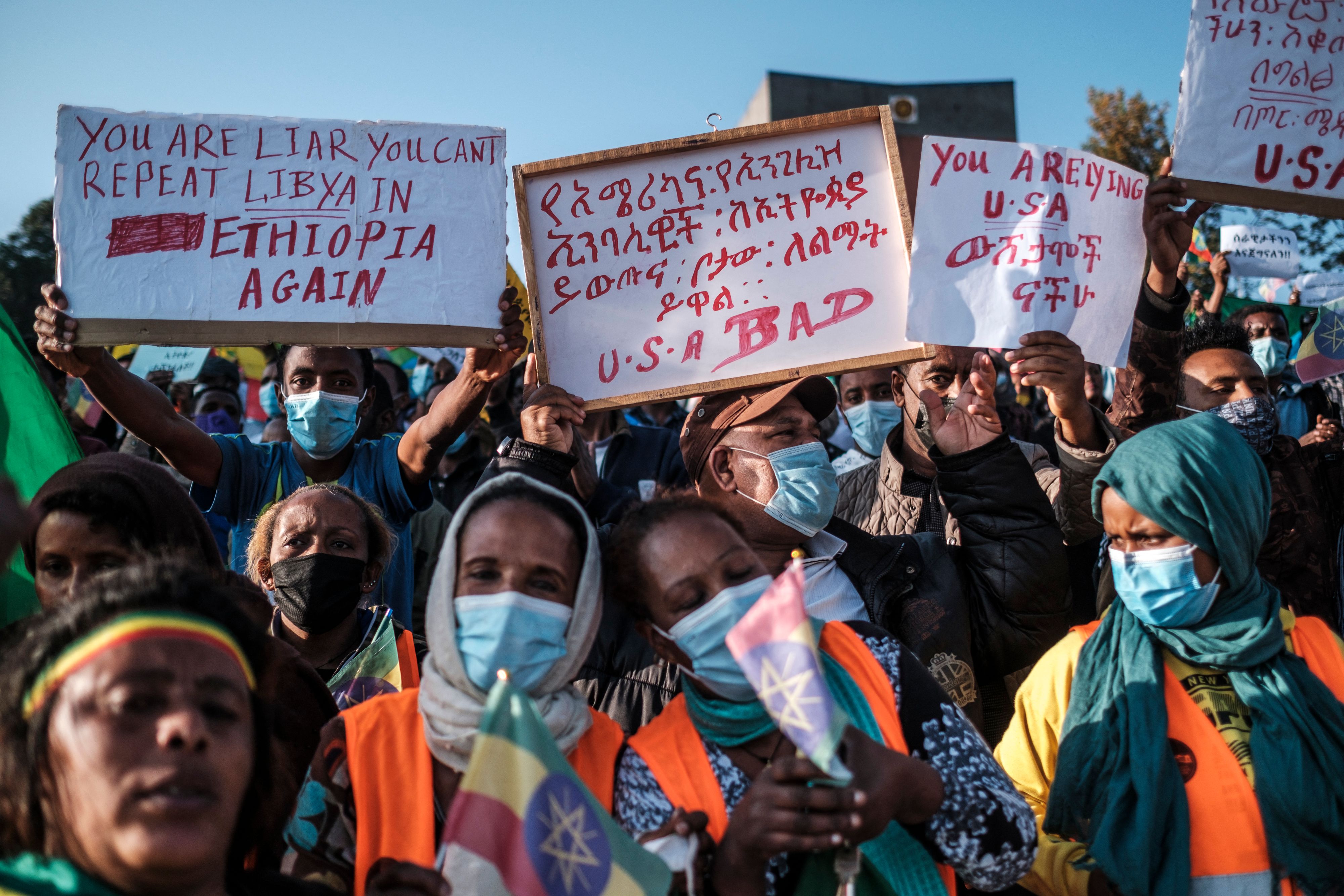 Para demonstran di Addis Ababa, membawa spanduk yang menolak intervensi asing terkait konflik dengan pemberontak Tigray di Ethiopia. 